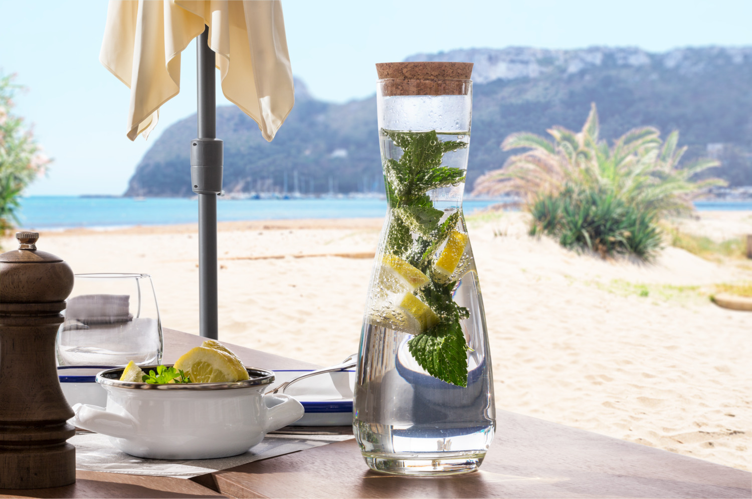 VEGA Hannah Glass Carafe Decanter with Cork Lid, 710 ml, Transparent, Dishwasher Safe, 24.1 cm Height