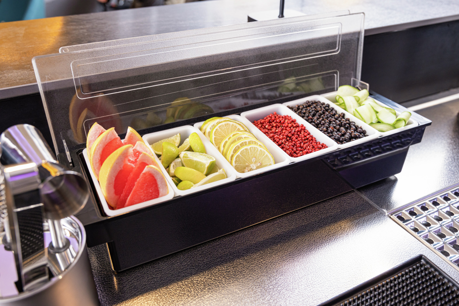 Vega Widnes Ingredient Container Bar Caddy with 6 Inserts, Plastic Storage for Garnishes, 49.5 x 15 x 9 cm, Black and Transparent