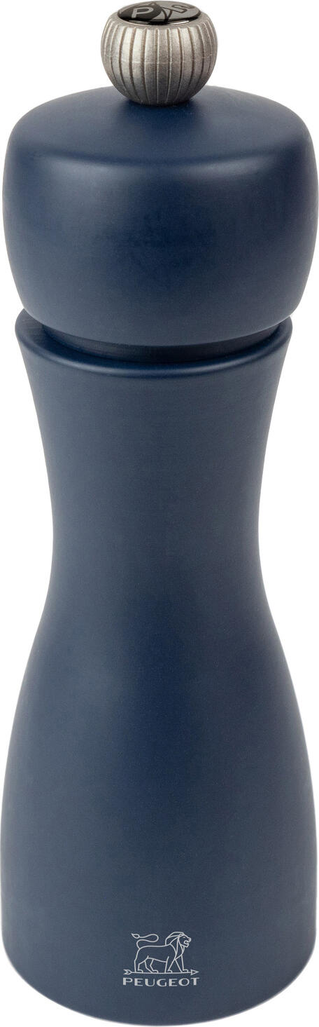 Peugeot Peugeot Saveurs SNC Pepper mill Tahiti Pfeffermühle Tahiti Pepper mill Tahiti; 15 cm (H); dark-blue Pfeffermühle Tahiti; 15 cm (H); dunkelblau The Peugeot Tahiti series consists of trendy colors to combine, available as a pepper or salt mill. The mills shine in the colors of the elements fire, earth, water and air. The different but complementary colors ensure that the pepper and salt mills are easy to distinguish but still harmonize wonderfully. Combine the colors to match your color scheme. Naturally, the mills are equipped with the tried-and-tested original Peugeot grinder. Die Peugeot Tahiti-Serie besteht aus trendigen Farben zum Kombinieren, erhältlich als Pfeffer- oder Salzmühle. Die Mühlen erstrahlen in den Farben der Elemente Feuer, Erde, Wasser, Luft. Die unterschiedlichen aber komplementären Farben, sorgen dafür, dass Pfeffer- & Salzmühle leicht zu unterscheiden sind, aber trotzdem wunderbar harmonieren. Kombinieren Sie die Farben passend zu Ihrem Farbkonzept! Natürlich sind die Mühlen mit dem bewährten Original-Peugeot-Mahlwerk ausgestattet.