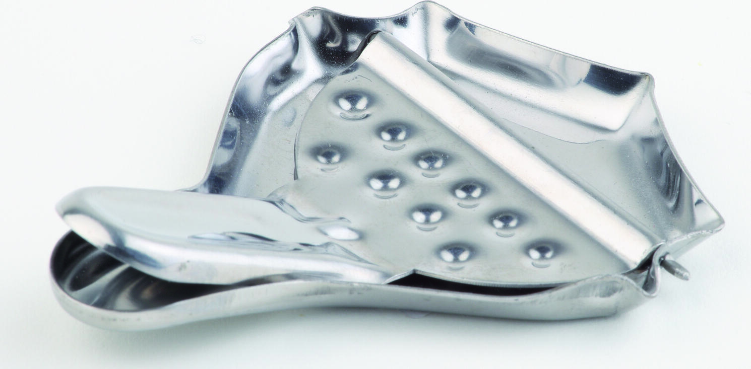 APS Assheuer + Pott GmbH & Co. KG Lemon squeezer Zitronenschnitzelpresse, manuell Lemon squeezer; 8x7x1 cm (LxWxH); silver Zitronenschnitzelpresse, manuell; 8x7x1 cm (LxBxH); silber Lemon squeezer made of mirror polished stainless steel is suitable for squeezing lemons. Die Zitronenschnitzelpresse ist ein praktisches Hilfsmittel zum sauberen und gezielten Auspressen von Zitronen- und Limettenspalten direkt am Tisch, an der Bar oder in der Küche. Sie eignet sich ideal für Fischgerichte, Salate, Tee, Cocktails und weitere Speisen oder Getränke. Die hochwertige Ausführung aus Edelstahl überzeugt durch hygienische Eigenschaften und zuverlässige Nutzung im täglichen Einsatz. * Material: Edelstahl * Für Zitronen- und Limettenspalten geeignet * Zum gezielten Dosieren von frischem Saft * Für Tischservice, Bar und Küche geeignet * Hochwertige Ausführung für den täglichen Einsatz * Spülmaschinengeeignet