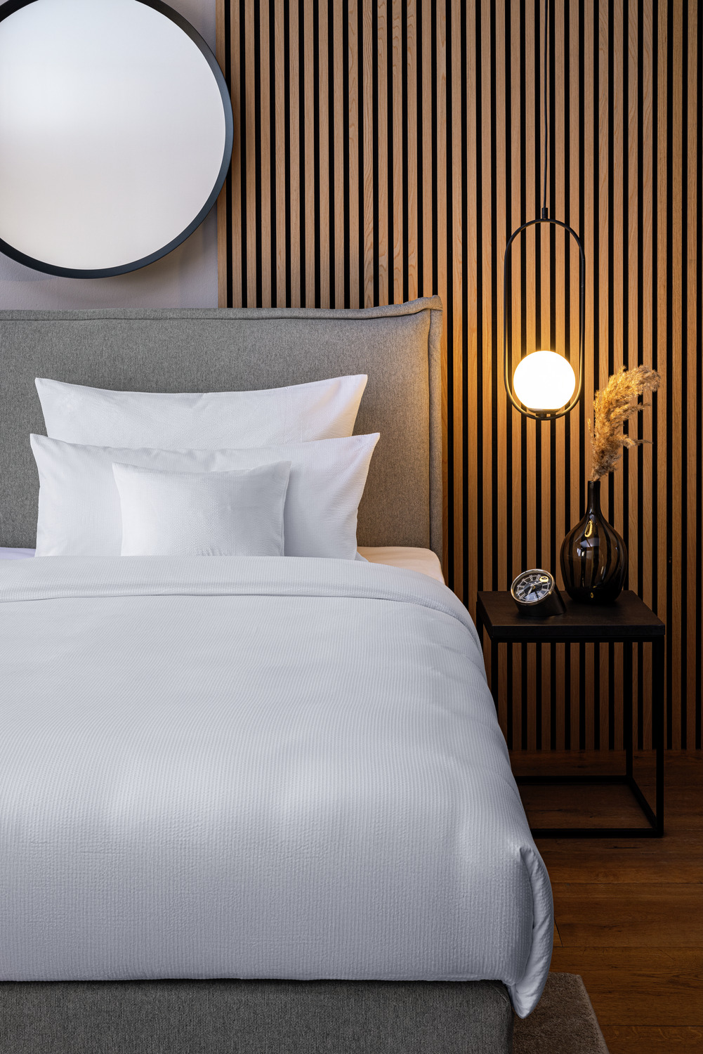 ERWIN M. LUSINI Solutions GmbH Bedding set Antila seersucker Bettwäsche-Set Antila Seersucker Bedding set Antila seersucker; 140x200 cm (WxL), 70x90 cm (LxW); white Bettwäsche-Set Antila Seersucker; 140x200 cm (BxL), 70x90 cm (LxB); weiß 100% cotton. Weight approx. 140 g/m². Attractive bed set in woven satin with seersucker finish. With hotel closure. Thread count (TC) -thread density: 200 threads per inch. Weave type: Seersucker 100 % Baumwolle. Gewicht ca. 140 g/m². Attraktive Bettgarnitur aus gewebtem Satin mit Seersucker-Ausrüstung. Mit Hotelverschluss. Thread Count (TC) -Fadendichte: 200 Fäden je Inch Webart: Seersucker