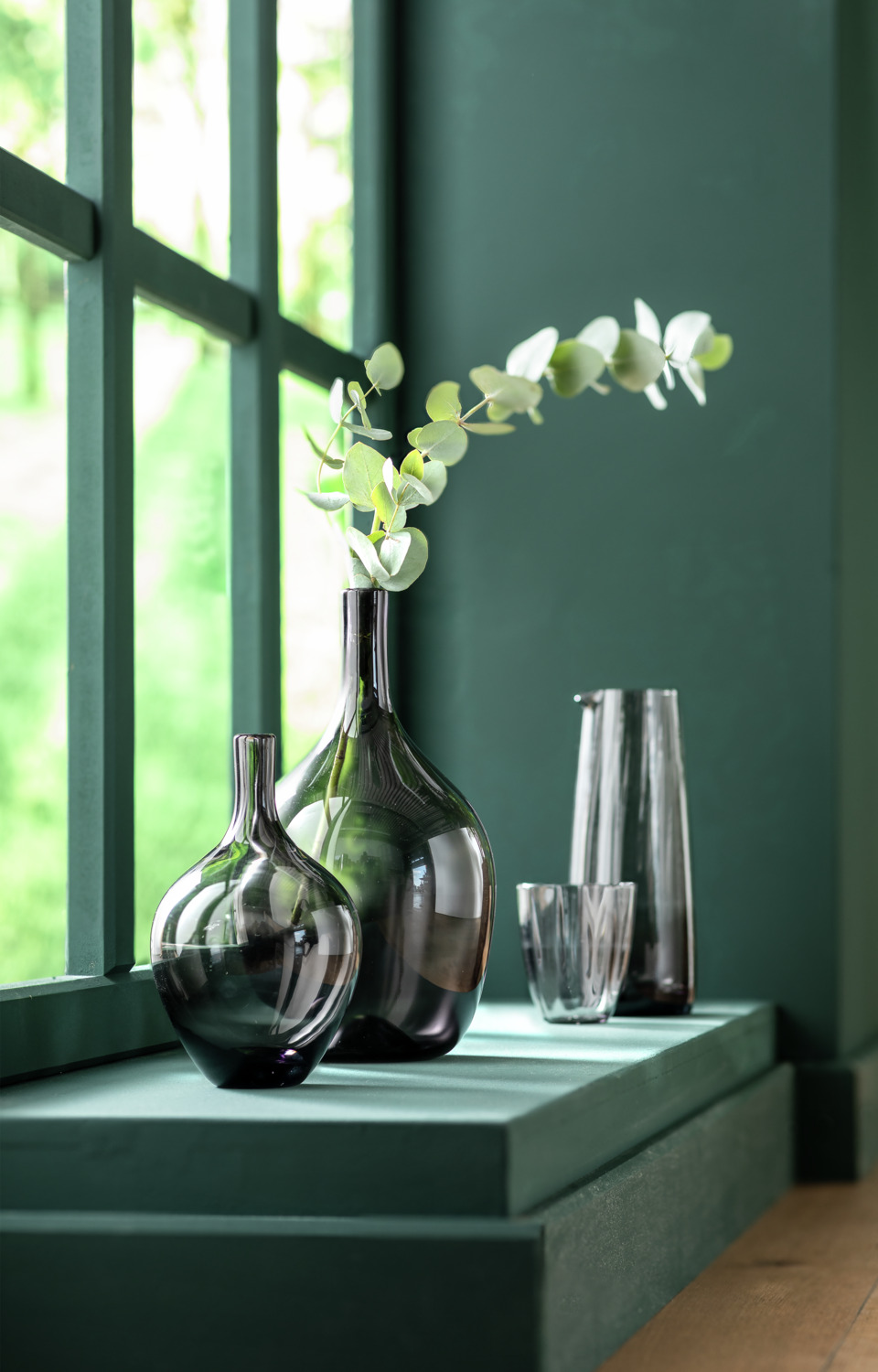 Vega Kimiko Glass Vase, Trendy Bottle Design, Solid-colored Glass, 17 cm Diameter, 28 cm Height, Dishwasher Safe, 168161