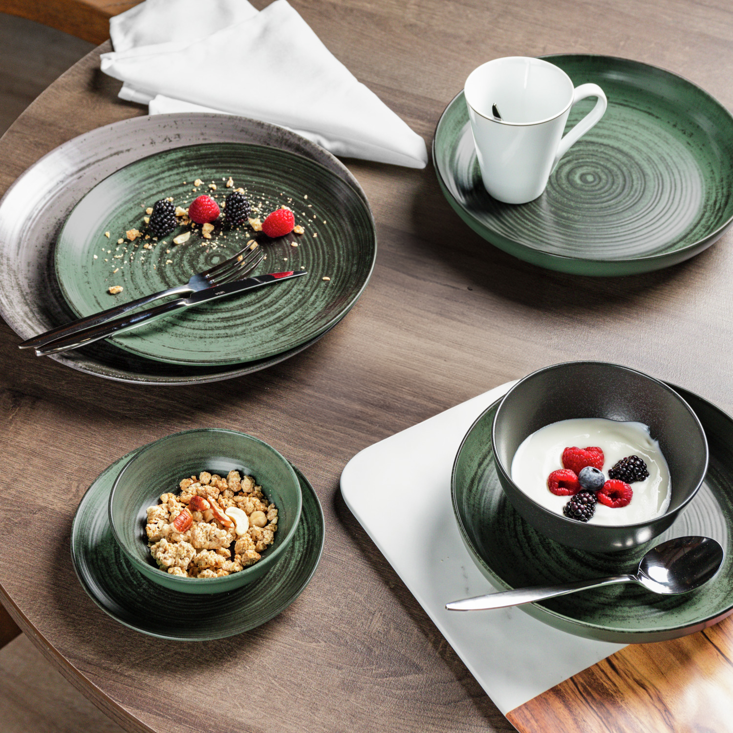 VEGA Etana Deep Plate, Green Matt Porcelain, 22 cm Diameter, 700 ml Volume, Dishwasher and Microwave Safe, Round Rimless Design