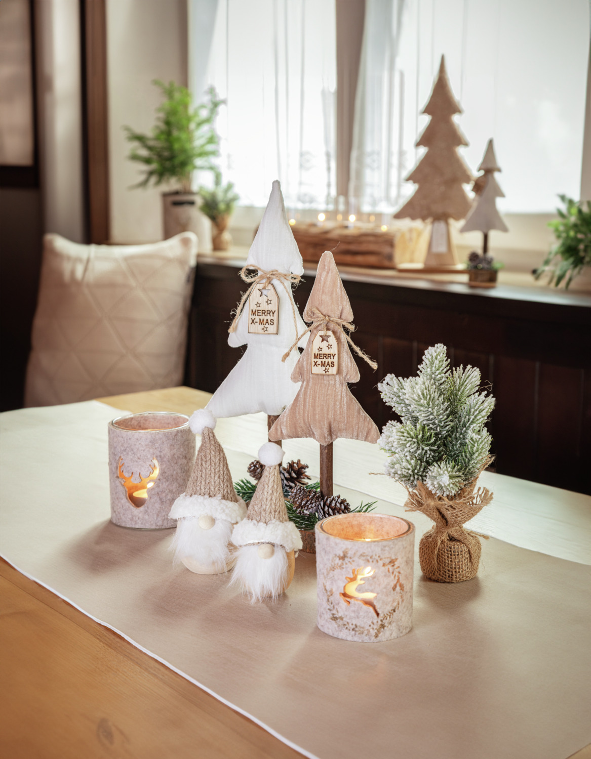 Decoratiune Gnome Vega Agon, Figurine Gonk din Lemn si Textil cu Aspect de Tricot, 5.5 x 5.5 x 15 cm, Bej si Alb