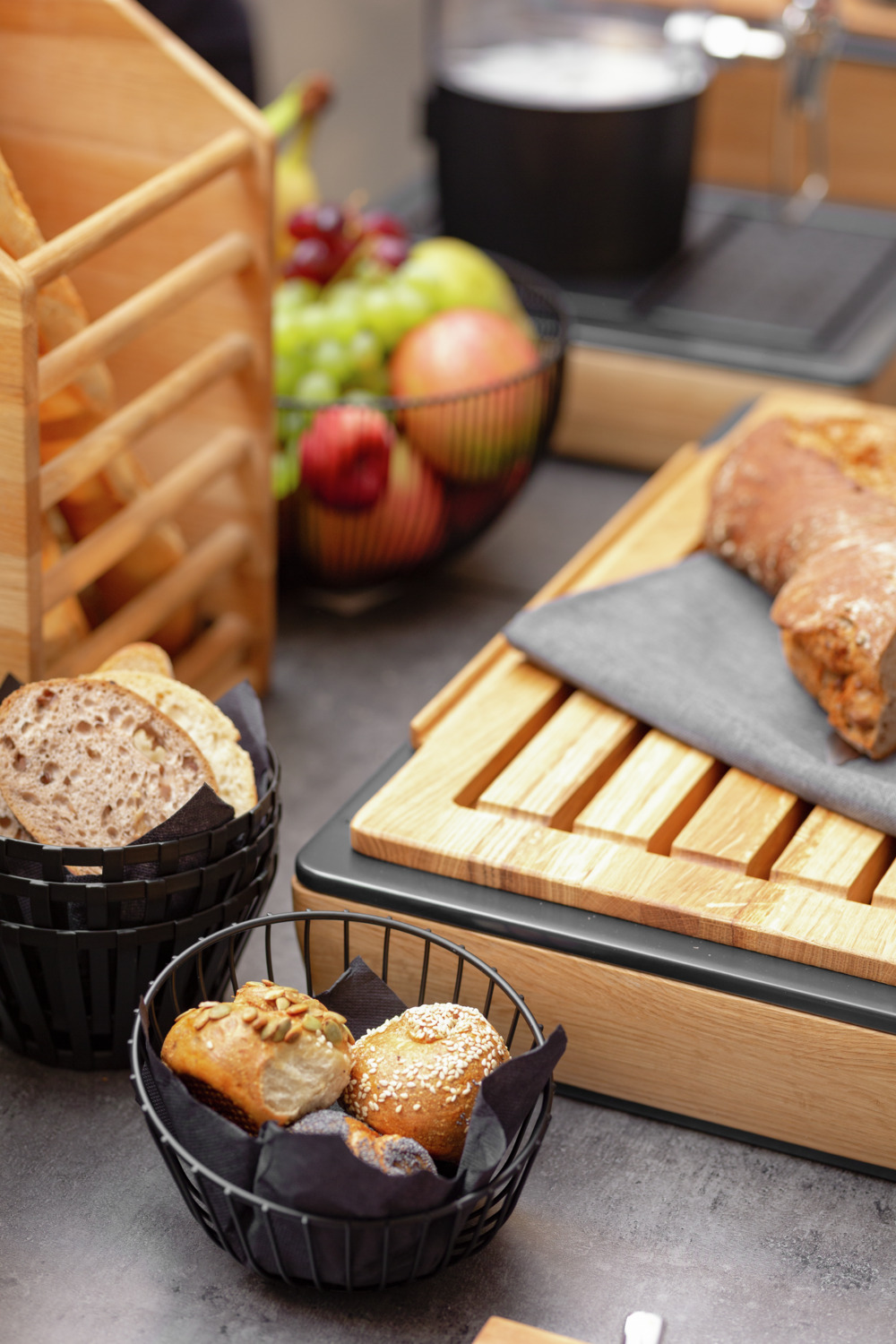 VEGA Ciconia Fruit and Bread Basket, Round Powder-coated Steel, Black, 16 cm Diameter, 10 cm Height, Food-safe and Easy-care