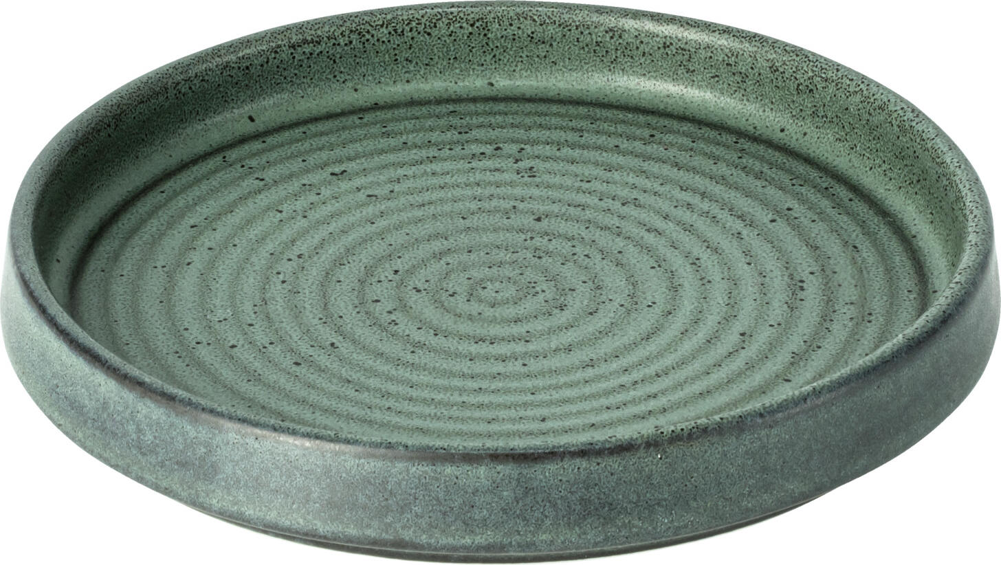 VEGA LUSINI Solutions GmbH Plate Snug with low rim Teller  Snug mit niedrigem Rand Plate Snug with low rim; 13.5x2 cm (ØxH); green; round; 4 piece / pack Teller  Snug mit niedrigem Rand; 13.5x2 cm (ØxH); grün; rund; 4 Stück / Pack Colored plate made of stoneware. With low rim. Matt glaze. Each piece is unique, colors may vary from light to dark. Excellent to combine with the plate series Skady. Dishwasher safe and microwaveable. Farbiger Teller aus Steingut. Mit niedrigem Rand. Matte Glasur. Jedes Teil ein Unikat, Farben können von hell zu dunkel abweichen. Hervorragend kombinierbar mit der Teller-Serie Skady. Spülmaschinenfest und mikrowellengeeignet.