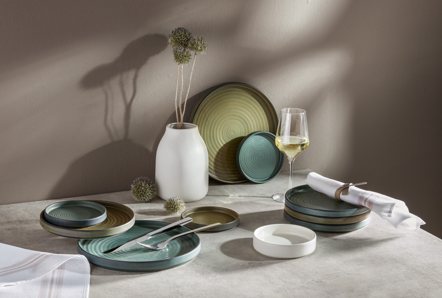 VEGA Snug Round Low Rim Plate, Matt Glazed Stoneware, 13.5 cm Diameter, Green, Dishwasher and Microwave Safe