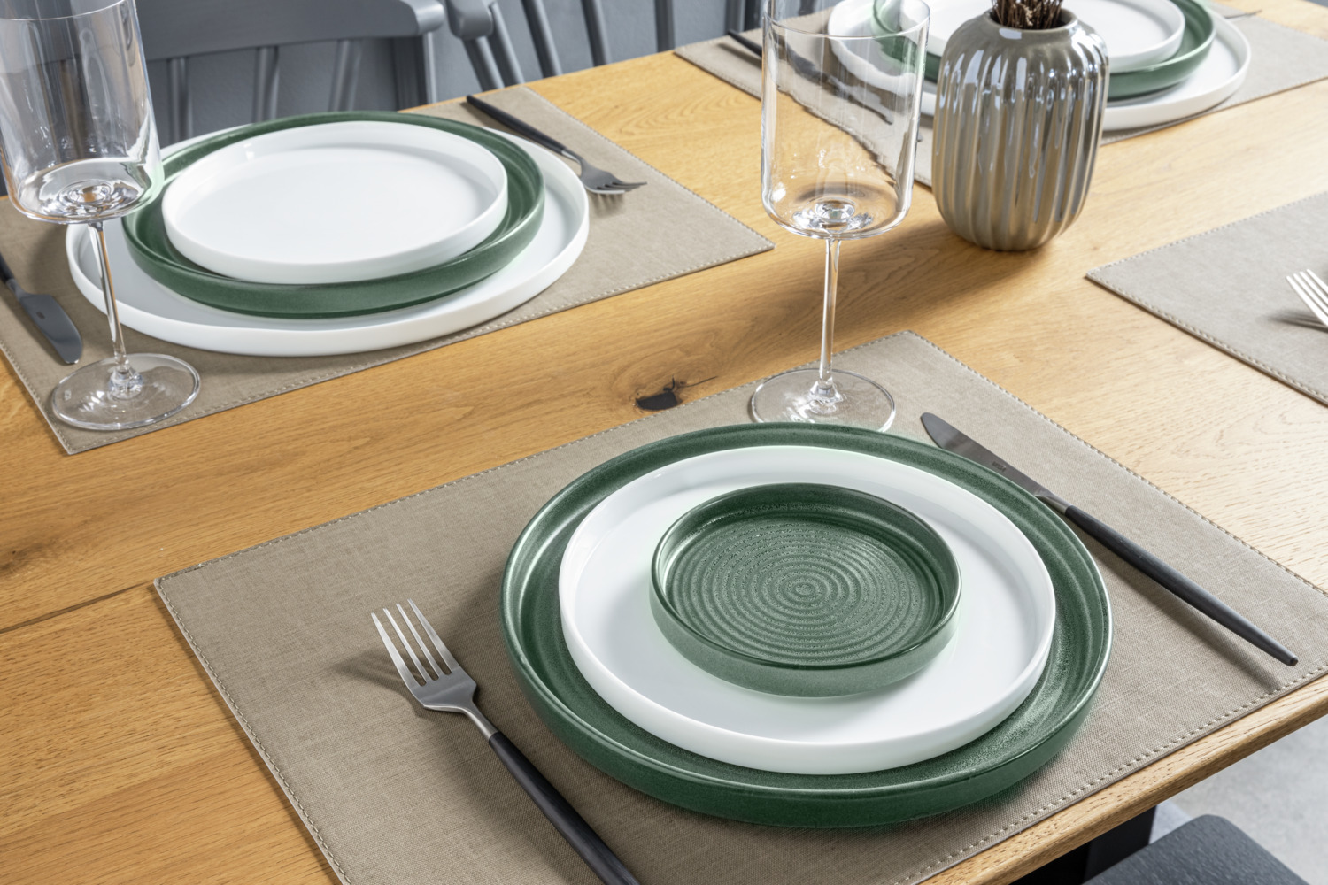 VEGA Snug Round Low Rim Plate, Matt Glazed Stoneware, 13.5 cm Diameter, Green, Dishwasher and Microwave Safe