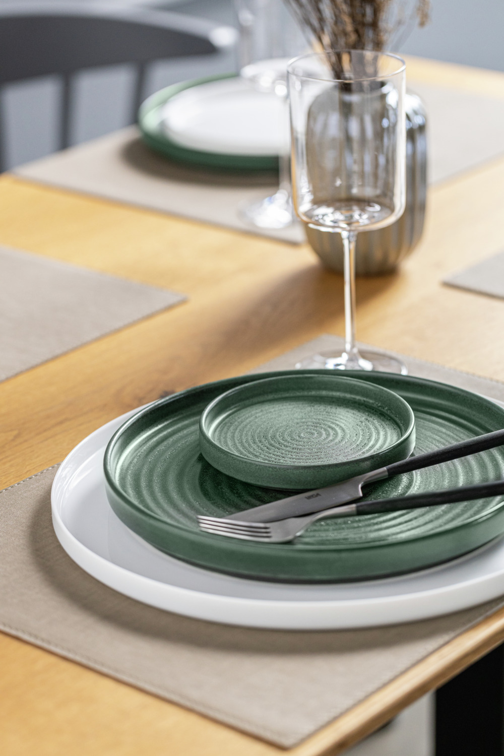 VEGA Snug Round Low Rim Plate, Matt Glazed Stoneware, 13.5 cm Diameter, Green, Dishwasher and Microwave Safe