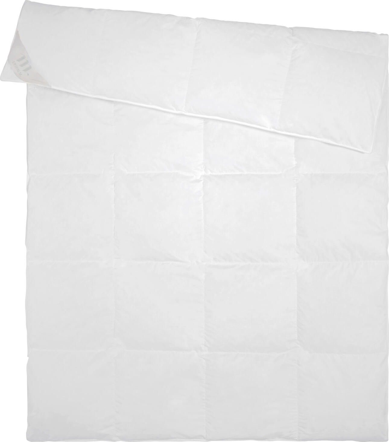 ERWIN M. LUSINI Solutions GmbH Duvet Apollo Bettdecke Apollo Duvet Apollo; 150x200 cm (WxL); white Bettdecke Apollo; 150x200 cm (BxL); weiß Filling: 60% white new duck down, 40% white new duck feathers, class 1. Cover: 100% cotton with satin piping. Duvet with good heat retention. No slipping of the filling due to bars. Suitable all year round. Downpass seal. Nomite mite and down proof ticking. Cigarette glow test according to EN ISO 12952-1. passed. Füllung: 60 % weiße neue Entendaunen, 40 % weiße neue Entenfedern, Klasse 1. Bezug: 100 % Baumwolle mit Satinbiese. Bettdecke mit guter Wärmehaltung. Kein Verrutschen der Füllung durch Stege. Ganzjährig geeignet. Downpass-Siegel. Nomite milben- und daunendichtes Inlett. Zigarettenglühtest nach EN ISO 12952-1. bestanden.