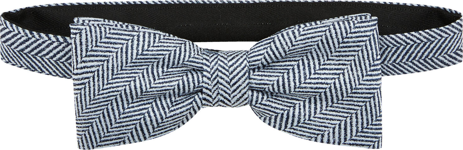 JOBELINE LUSINI Solutions GmbH Bow tie Herringbone Fliege Herringbone Bow tie Herringbone; blue/white Fliege Herringbone; blau/weiß 100% polyester. Not washable. Bow tie with trendy herringbone pattern. 100 % Polyester. Nicht waschbar. Fliege mit trendigem Fischgrätmuster.