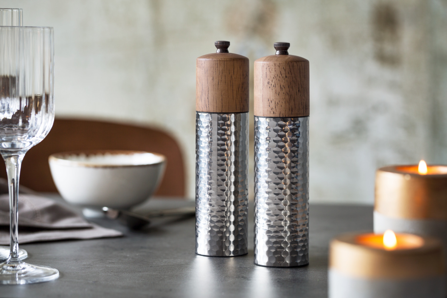 VEGA Omea Salt and Pepper Mill Set, Hammered 18/10 Stainless Steel Body, Ceramic and Carbon Steel Grinders, Wood Top, Silver, 4.8x19.4 cm