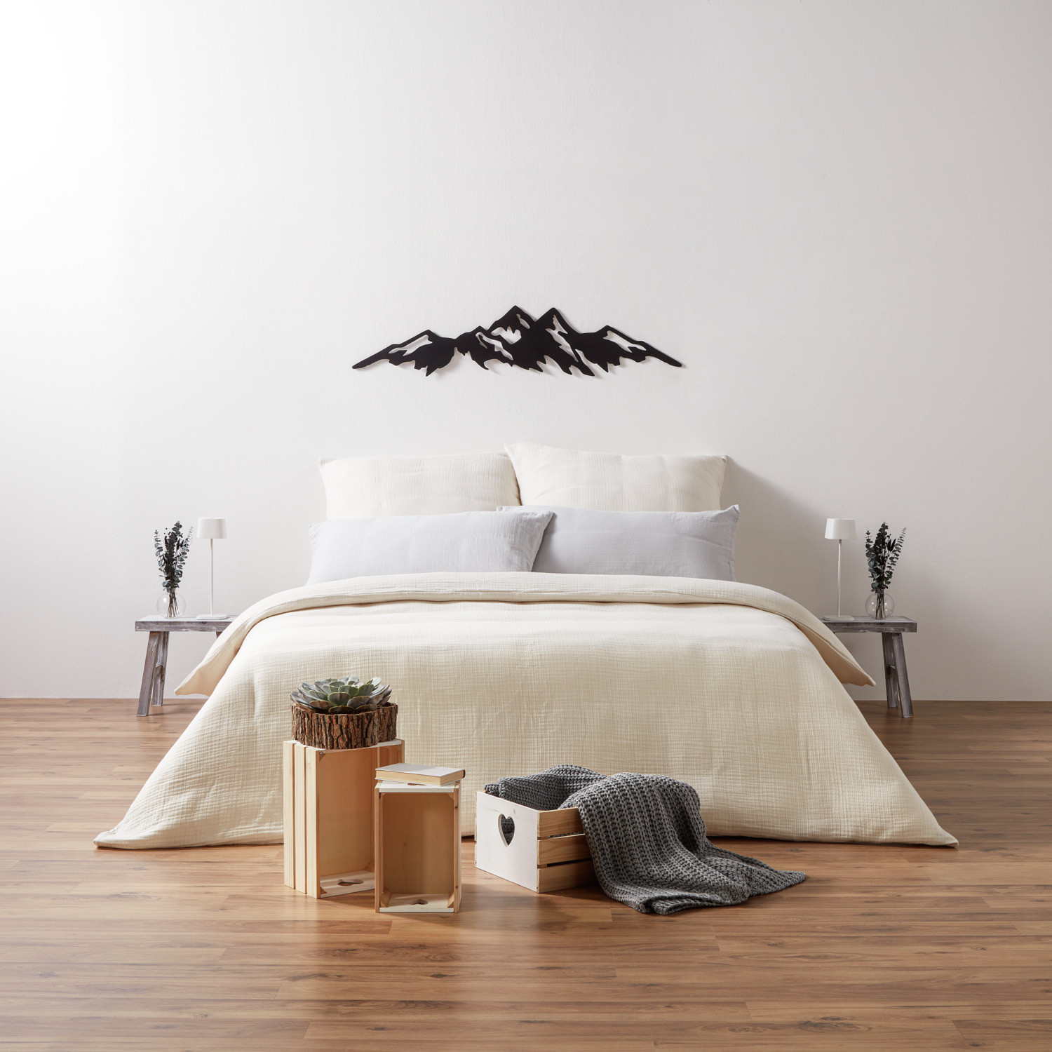 Scaun Decorativ Vega Peppa, Suport din Lemn pentru Flori si Decoratiuni, Alb Vintage, 32.5 x 20.5 x 36 cm
