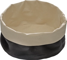 APS Assheuer + Pott GmbH & Co. KG Bread bag, 100% cotton Brottasche, Baumwolle Bread bag, 100% cotton; 17x8 cm (ØxH); black; round Brottasche, Baumwolle; 17x8 cm (ØxH); schwarz; rund Round or oval, washable. The bread bag from APS is made of high-quality cotton. The height of the bag can be customised by turning it upside down. Die Brottasche aus Baumwolle bietet eine flexible und stilvolle Lösung zur Präsentation und Aufbewahrung von Backwaren. Das weiche Material passt sich dem Inhalt optimal an und sorgt für eine ansprechende Darbietung auf Tisch oder Buffet. Durch die variable Umschlagmöglichkeit lässt sich die Form individuell anpassen – ideal für Gastronomie und privaten Gebrauch. * Gefertigt aus Baumwolle * Flexibel und formstabil im Gebrauch * Umschlagbar für individuell anpassbare Form * Ideal zur Präsentation von Brot und Gebäck * Maschinenwaschbar für einfache Pflege * Feucht abwischbar * Für Gastronomie und privaten Einsatz geeignet