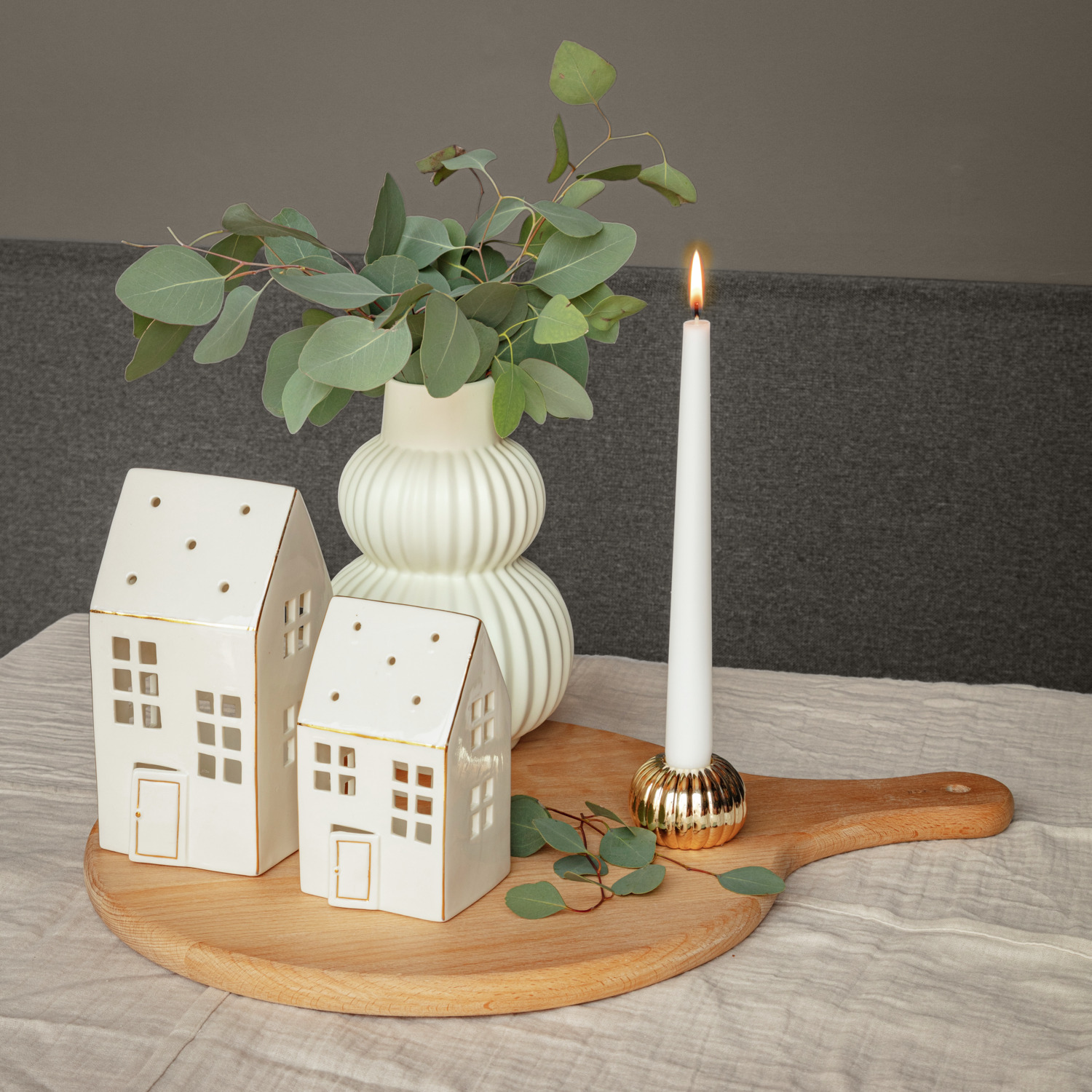Suport pentru lumânări tip conic Vega Thian din porțelan, design cu relief striat, culoare auriu, diametru 6.4 cm, înălțime 4.2 cm, rezistent la mașina de spălat vase