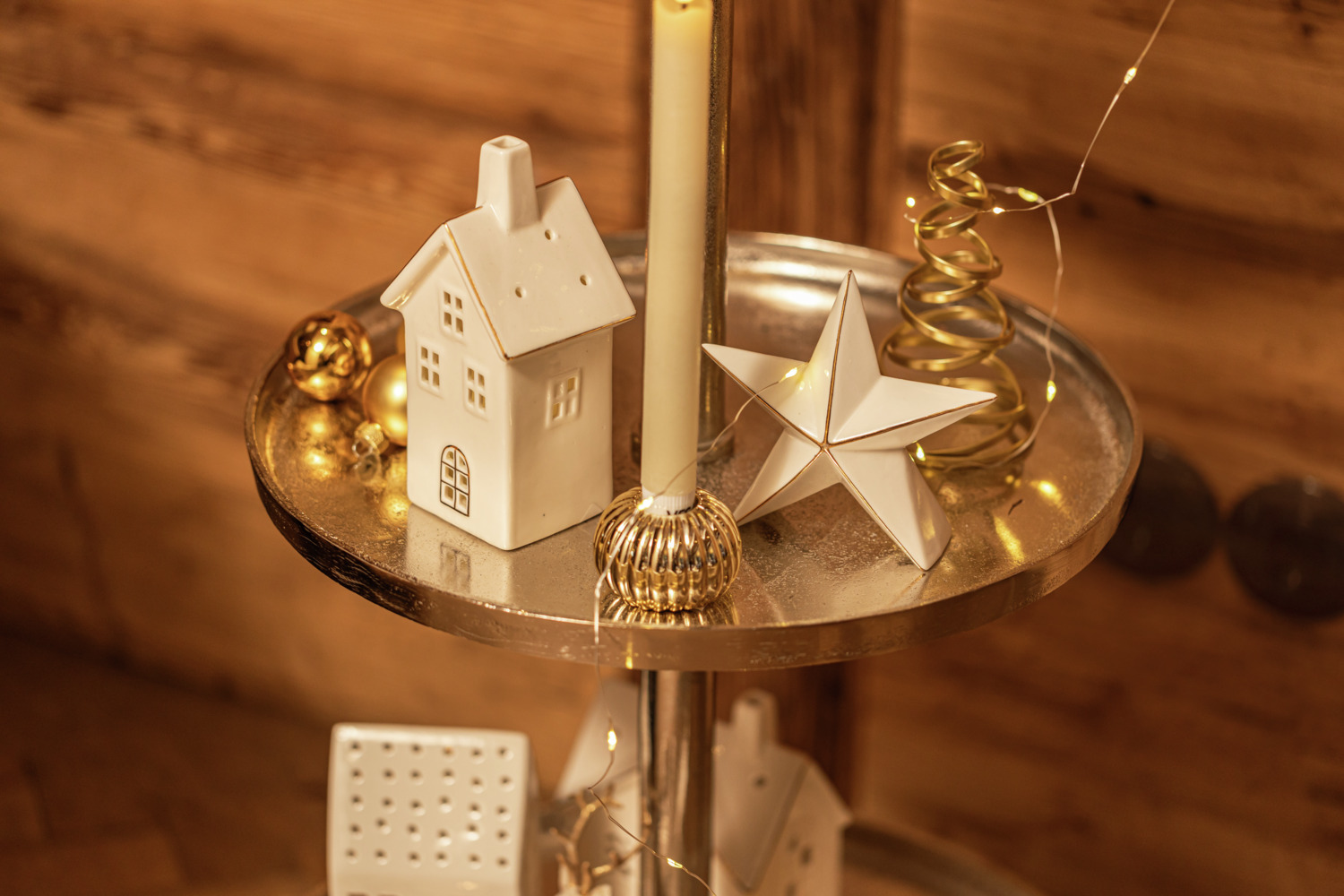 Suport pentru lumânări tip conic Vega Thian din porțelan, design cu relief striat, culoare auriu, diametru 6.4 cm, înălțime 4.2 cm, rezistent la mașina de spălat vase