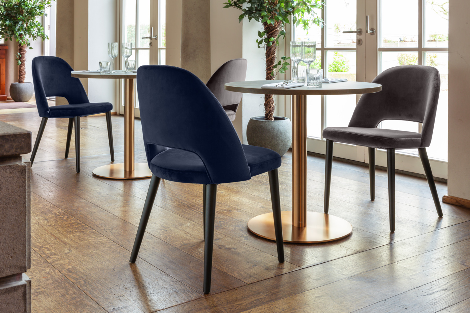 Scaun Tapitat VEGA Tonda din Catifea, Picioare din Lemn de Fag Lacuit Negru, Husie Ignifuga, 51x64x78 cm, Utilizare Interioara