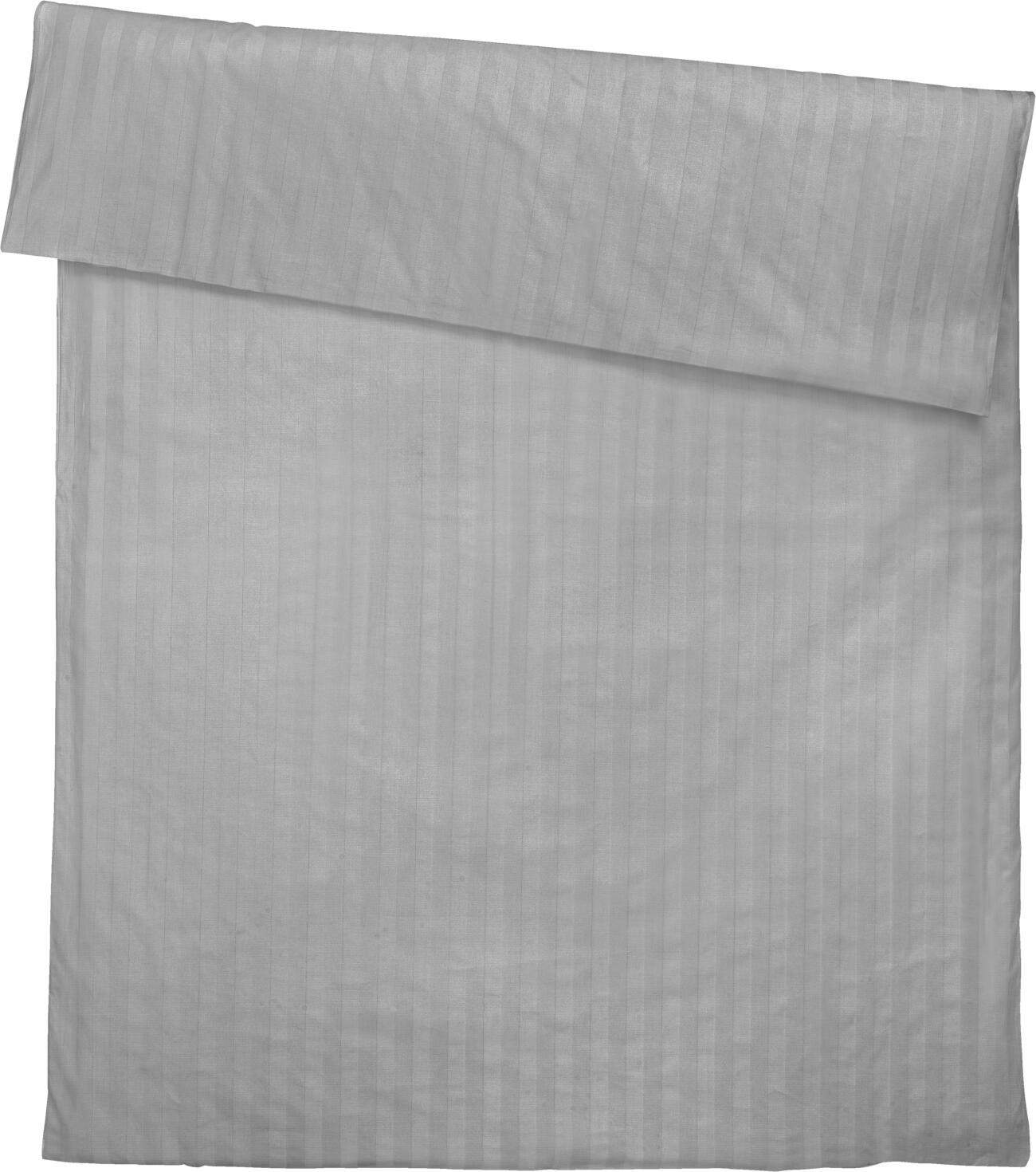 ERWIN M. LUSINI Solutions GmbH Duvet cover Rom-Meran Bettbezug Rom-Meran Duvet cover Rom-Meran; 160x210 cm (WxL); grey Bettbezug Rom-Meran; 160x210 cm (BxL); grau 100% cotton, mercerized. Weight approx. 180 g/m². Duvet cover with classic stripe design in the best quality at a great price. Stripe width 25 mm. With hotel closure and bow dart. Reaches the specified size after washing three times. Thread Count (TC) -thread density: 200 threads per inch. Weave: Damask 100 % Baumwolle, mercerisiert. Gewicht ca. 180 g/m². Bettbezug mit klassischem Streifenmuster in bester Qualität zum günstigen Preis. Streifenbreite 25 mm. Mit Hotelverschluss und Bogenabnäher. Erreicht nach dreimaligem Waschen die angegebene Größe. Thread Count (TC) -Fadendichte: 200 Fäden je Inch Webart: Damast