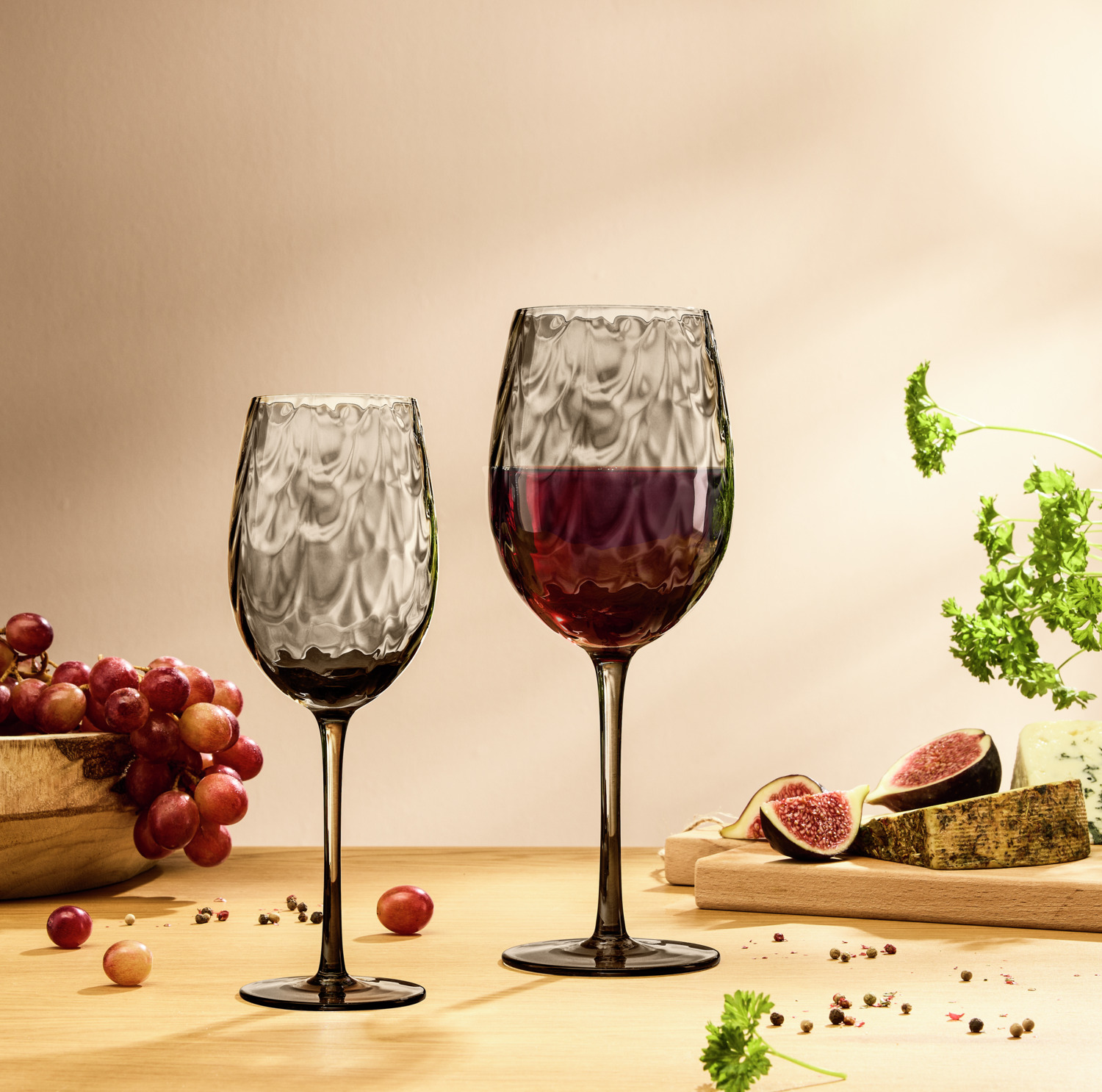 VEGA Benice White Wine Glass, 465ml, Mouth-blown Grey Solid-colored Glass, Rippled Textured Surface, Dishwasher Safe, 22.6cm Height
