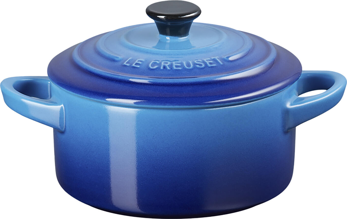 Le Creuset Le Creuset GmbH Mini casserole dish 10 cm Mini Cocotte 10 cm Mini casserole dish 10 cm; 0.25 l, 10x5 cm (ØxH); blue; round Mini Cocotte 10 cm; 0.25 l, 10x5 cm (ØxH); blau; rund Decorative stoneware pot (10 x 5 cm) with lid in a traditional roaster design, ideal for preparing and serving individual portions, appetizers and desserts. Also convenient for storing in the fridge. Practical handles and removable lid with knob, matches the breakfast range of the Le Creuset Poterie series. Robust design for everyday use, resistant to scratches, cuts, acid and stains, neutral odor and taste thanks to the practical glaze. Suitable for fridges/freezers, microwaves and ovens (between -18 °C and +260 °C). Do not place in direct contact with a heat source, easy to clean thanks to the specially glazed finish. Suitable for dishwasher. Dekoratives Töpfchen (10 x 5 cm) mit Deckel aus Steinzeug in traditioneller Bräterform, ideal zum Zubereiten und Servieren von Einzelportionen, Vorspeisen und Desserts. Auch praktisch zur Aufbewahrung im Kühlschrank. Praktische Griffe und abnehmbarer Deckel mit Knopf, passend zum Frühstückssortiment der Le Creuset Poterie-Serie. Robust für den täglichen Gebrauch, kratz- und schnittfest, säure- und fleckenresistent, geruchs- und geschmacksneutral dank praktischer Glasur. Geeignet für Kühl-/Gefrierschrank, Mikrowelle und Backofen (von -18 °C bis +260 °C). Nicht auf direkter Hitzequelle anwenden, leicht zu reinigen dank speziell glasierter Oberfläche. Spülmaschinengeeignet.