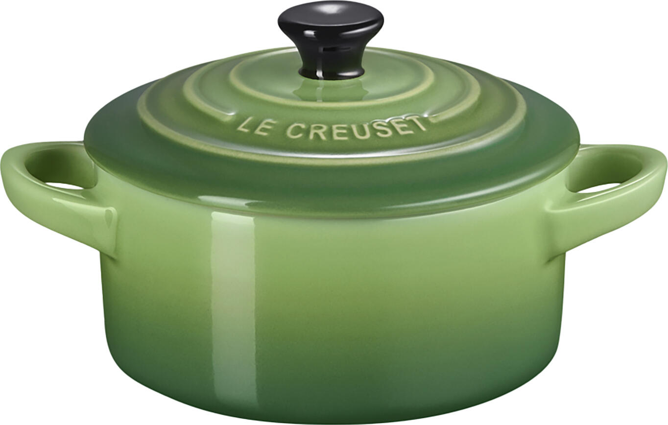 Le Creuset Le Creuset GmbH Mini casserole dish 10 cm Mini Cocotte 10 cm Mini casserole dish 10 cm; 0.25 l, 10x5 cm (ØxH); green; round Mini Cocotte 10 cm; 0.25 l, 10x5 cm (ØxH); grün; rund Decorative stoneware pot (10 x 5 cm) with lid in a traditional roaster design, ideal for preparing and serving individual portions, appetizers and desserts. Also convenient for storing in the fridge. Practical handles and removable lid with knob, matches the breakfast range of the Le Creuset Poterie series. Robust design for everyday use, resistant to scratches, cuts, acid and stains, neutral odor and taste thanks to the practical glaze. Suitable for fridges/freezers, microwaves and ovens (between -18 °C and +260 °C). Do not place in direct contact with a heat source, easy to clean thanks to the specially glazed finish. Suitable for dishwasher. Dekoratives Töpfchen (10 x 5 cm) mit Deckel aus Steinzeug in traditioneller Bräterform, ideal zum Zubereiten und Servieren von Einzelportionen, Vorspeisen und Desserts. Auch praktisch zur Aufbewahrung im Kühlschrank. Praktische Griffe und abnehmbarer Deckel mit Knopf, passend zum Frühstückssortiment der Le Creuset Poterie-Serie. Robust für den täglichen Gebrauch, kratz- und schnittfest, säure- und fleckenresistent, geruchs- und geschmacksneutral dank praktischer Glasur. Geeignet für Kühl-/Gefrierschrank, Mikrowelle und Backofen (von -18 °C bis +260 °C). Nicht auf direkter Hitzequelle anwenden, leicht zu reinigen dank speziell glasierter Oberfläche. Spülmaschinengeeignet.