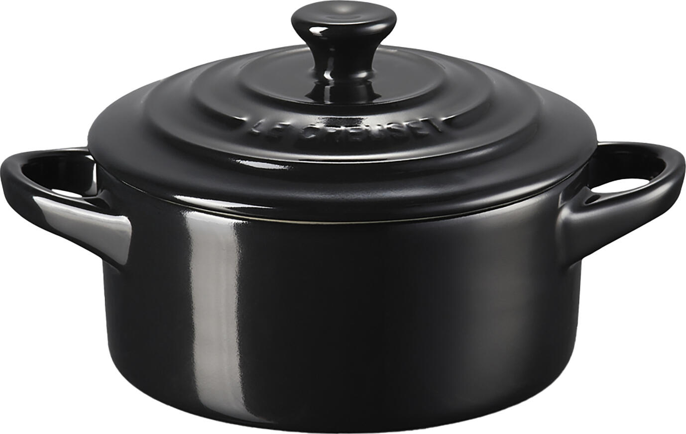 Le Creuset Le Creuset GmbH Mini casserole dish 10 cm Mini Cocotte 10 cm Mini casserole dish 10 cm; 0.25 l, 10x5 cm (ØxH); black; round Mini Cocotte 10 cm; 0.25 l, 10x5 cm (ØxH); schwarz; rund Decorative stoneware pot (10 x 5 cm) with lid in a traditional roaster design, ideal for preparing and serving individual portions, appetizers and desserts. Also convenient for storing in the fridge. Practical handles and removable lid with knob, matches the breakfast range of the Le Creuset Poterie series. Robust design for everyday use, resistant to scratches, cuts, acid and stains, neutral odor and taste thanks to the practical glaze. Suitable for fridges/freezers, microwaves and ovens (between -18 °C and +260 °C). Do not place in direct contact with a heat source, easy to clean thanks to the specially glazed finish. Suitable for dishwasher. Dekoratives Töpfchen (10 x 5 cm) mit Deckel aus Steinzeug in traditioneller Bräterform, ideal zum Zubereiten und Servieren von Einzelportionen, Vorspeisen und Desserts. Auch praktisch zur Aufbewahrung im Kühlschrank. Praktische Griffe und abnehmbarer Deckel mit Knopf, passend zum Frühstückssortiment der Le Creuset Poterie-Serie. Robust für den täglichen Gebrauch, kratz- und schnittfest, säure- und fleckenresistent, geruchs- und geschmacksneutral dank praktischer Glasur. Geeignet für Kühl-/Gefrierschrank, Mikrowelle und Backofen (von -18 °C bis +260 °C). Nicht auf direkter Hitzequelle anwenden, leicht zu reinigen dank speziell glasierter Oberfläche. Spülmaschinengeeignet.