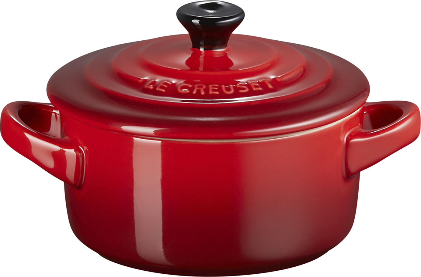 Le Creuset Le Creuset GmbH Mini casserole dish 10 cm Mini Cocotte 10 cm Mini casserole dish 10 cm; 0.25 l, 10x5 cm (ØxH); dark-red; round Mini Cocotte 10 cm; 0.25 l, 10x5 cm (ØxH); dunkelrot; rund Decorative stoneware pot (10 x 5 cm) with lid in a traditional roaster design, ideal for preparing and serving individual portions, appetizers and desserts. Also convenient for storing in the fridge. Practical handles and removable lid with knob, matches the breakfast range of the Le Creuset Poterie series. Robust design for everyday use, resistant to scratches, cuts, acid and stains, neutral odor and taste thanks to the practical glaze. Suitable for fridges/freezers, microwaves and ovens (between -18 °C and +260 °C). Do not place in direct contact with a heat source, easy to clean thanks to the specially glazed finish. Suitable for dishwasher. Dekoratives Töpfchen (10 x 5 cm) mit Deckel aus Steinzeug in traditioneller Bräterform, ideal zum Zubereiten und Servieren von Einzelportionen, Vorspeisen und Desserts. Auch praktisch zur Aufbewahrung im Kühlschrank. Praktische Griffe und abnehmbarer Deckel mit Knopf, passend zum Frühstückssortiment der Le Creuset Poterie-Serie. Robust für den täglichen Gebrauch, kratz- und schnittfest, säure- und fleckenresistent, geruchs- und geschmacksneutral dank praktischer Glasur. Geeignet für Kühl-/Gefrierschrank, Mikrowelle und Backofen (von -18 °C bis +260 °C). Nicht auf direkter Hitzequelle anwenden, leicht zu reinigen dank speziell glasierter Oberfläche. Spülmaschinengeeignet.