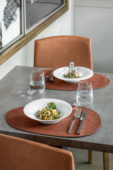 Set 6 placemats Erwin M. Lusini Shana organic, imitație piele, ovale, 30 x 45 cm, maro ruginos, reversibile, sigure pentru alimente, ștergere cu o lavetă umedă