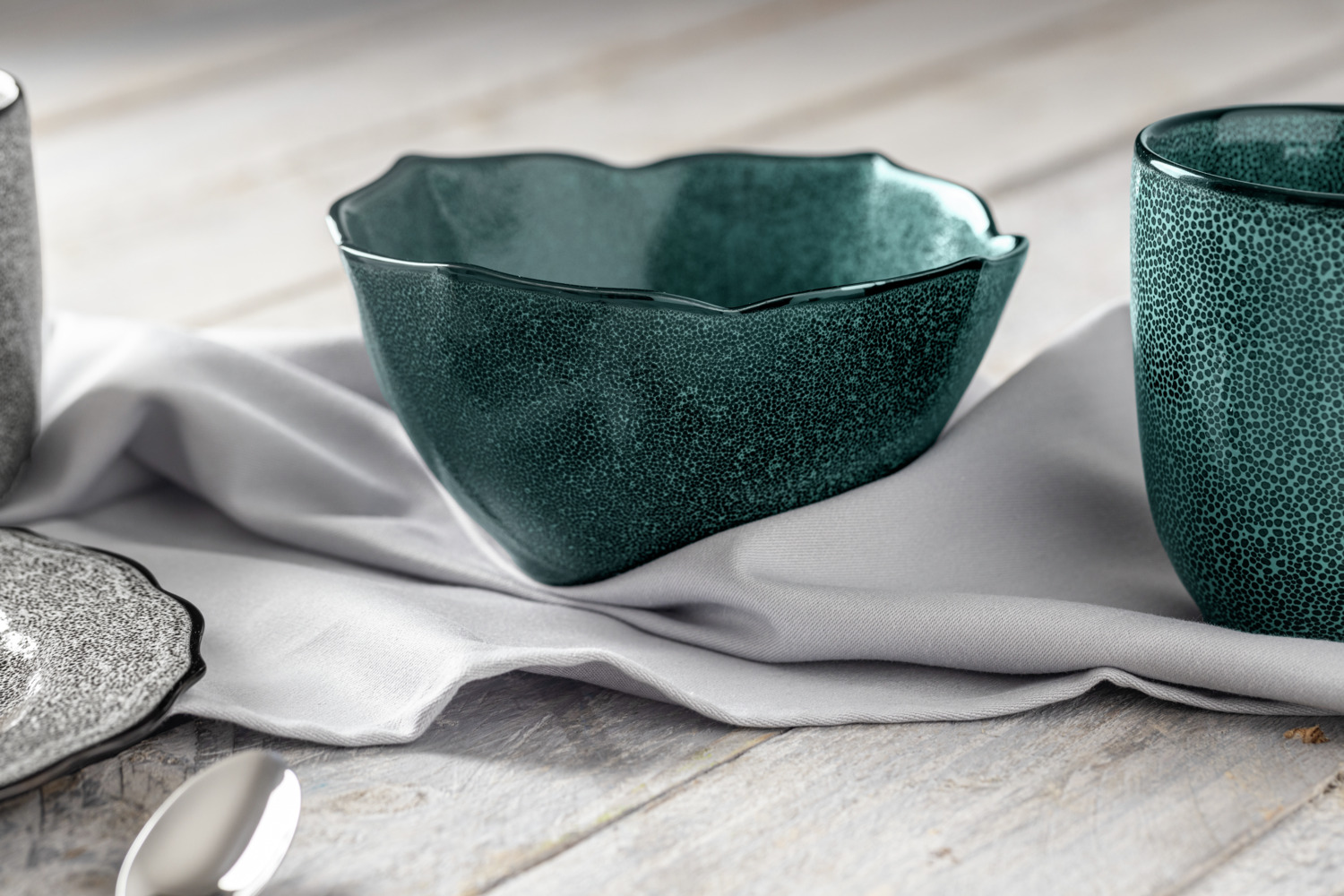 Bol de Porcelana VEGA Antiqus, 700ml, Diametru 15cm, Culoare Teal Petrol, Finisaj Vintage Petrat, Margine Undulata, Compatibil cu Masina de Spalat Vase si Cuptor cu Microunde