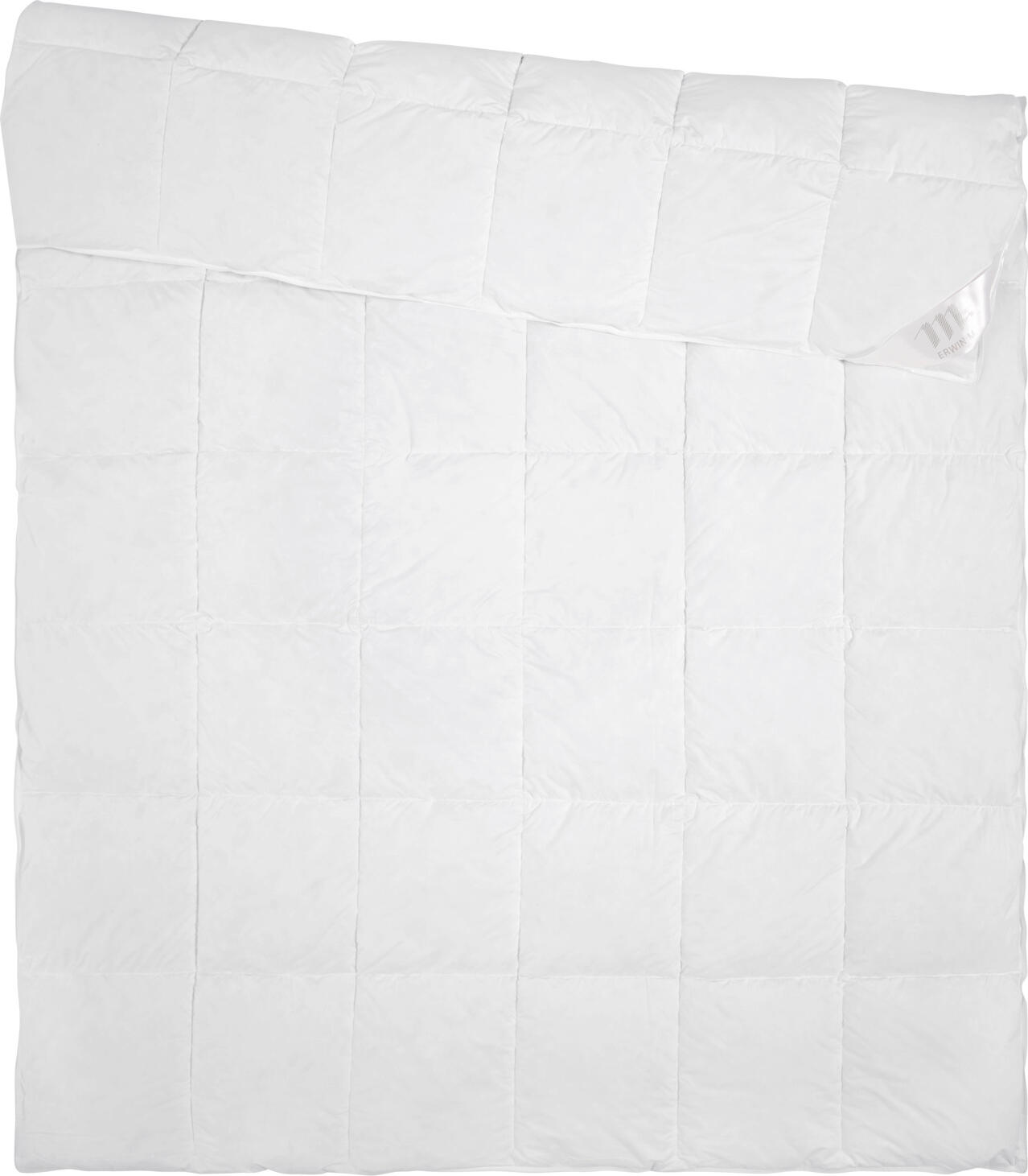 ERWIN M. LUSINI Solutions GmbH Duvet Perfekta Bettdecke Perfekta Duvet Perfekta; 160x210 cm (WxL); white Bettdecke Perfekta; 160x210 cm (BxL); weiß Filling: 50% semi-white new goose feathers, 50% semi-white new goose down, class 1. Cover: 100% cotton, fine filling. Cassette quilt with feather-proof cover. Stitched throughout - no slipping of the filling. Downpass seal. Cigarette glow test passed according to EN ISO 12952-1. Füllung: 50 % halbweiße neue Gänsefedern, 50 % halbweiße neue Gänsedaunen, Klasse 1. Bezug: 100 % Baumwolle, feine Einschütte. Kassettendecke mit federdichtem Bezug. Durchgehend abgesteppt – kein Verrutschen der Füllung Downpass. Zigarettenglühtest nach EN ISO 12952-1 bestanden.