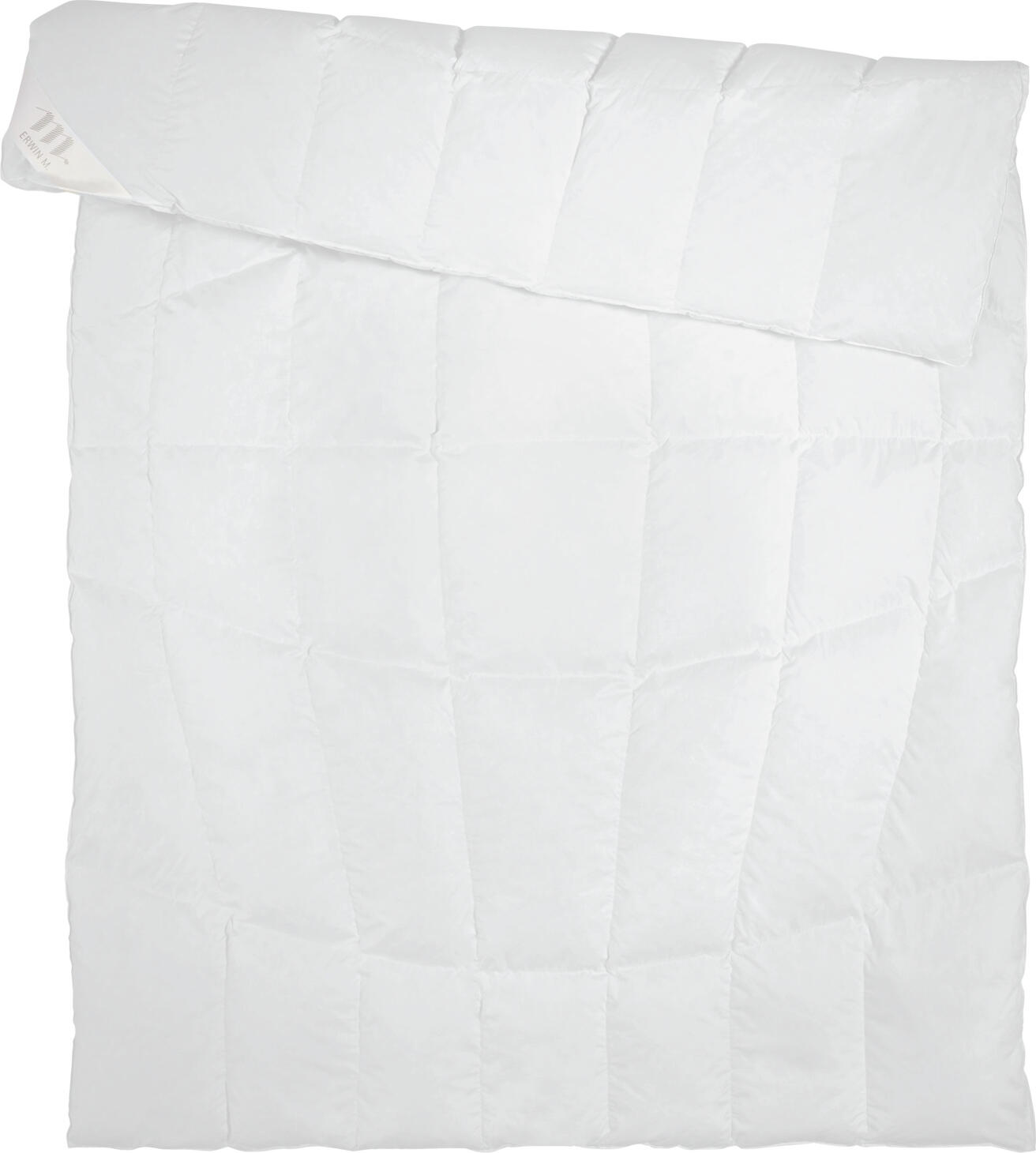 ERWIN M. LUSINI Solutions GmbH 4-season duvet Star with twill quilting Ganzjahres-Bettdecke Star mit Körpersteppung 4-season duvet Star with twill quilting; 135x200 cm (WxL); white Ganzjahres-Bettdecke Star mit Körpersteppung; 135x200 cm (BxL); weiß Filling: 100% white new goose down, Class 1. Cover: 100% cotton, mako batiste with satin piping. A luxury-class duvet. High-quality body-contouring quilting for optimal adaptation to the body. No cold spots – thanks to the body-hugging duvet with a 2 cm quilted channel. A pleasantly light filling offering the highest level of thermal regulation. Downpass. Nomite mite- and down-proof inner cover. Passed the cigarette glow test in accordance with EN ISO 12952-1. Füllung: 100 % weiße neue Gänsedaunen, Klasse 1. Bezug: 100 % Baumwolle, Makobatist mit Satin-Biese. Bettdecke der Luxusklasse. Hochwertige Körpersteppung für bestes Anpassungsvermögen an den Körper. Keine Kältebrücken – durch formumgebende Decke mit 2 cm Steg. Angenehm leichte Füllung bei höchstem Wärme-/Kälteausgleich. Downpass. Nomite Milben- und daunendichtes Inlett. Zigarettenglühtest nach EN ISO 12952-1 bestanden.
