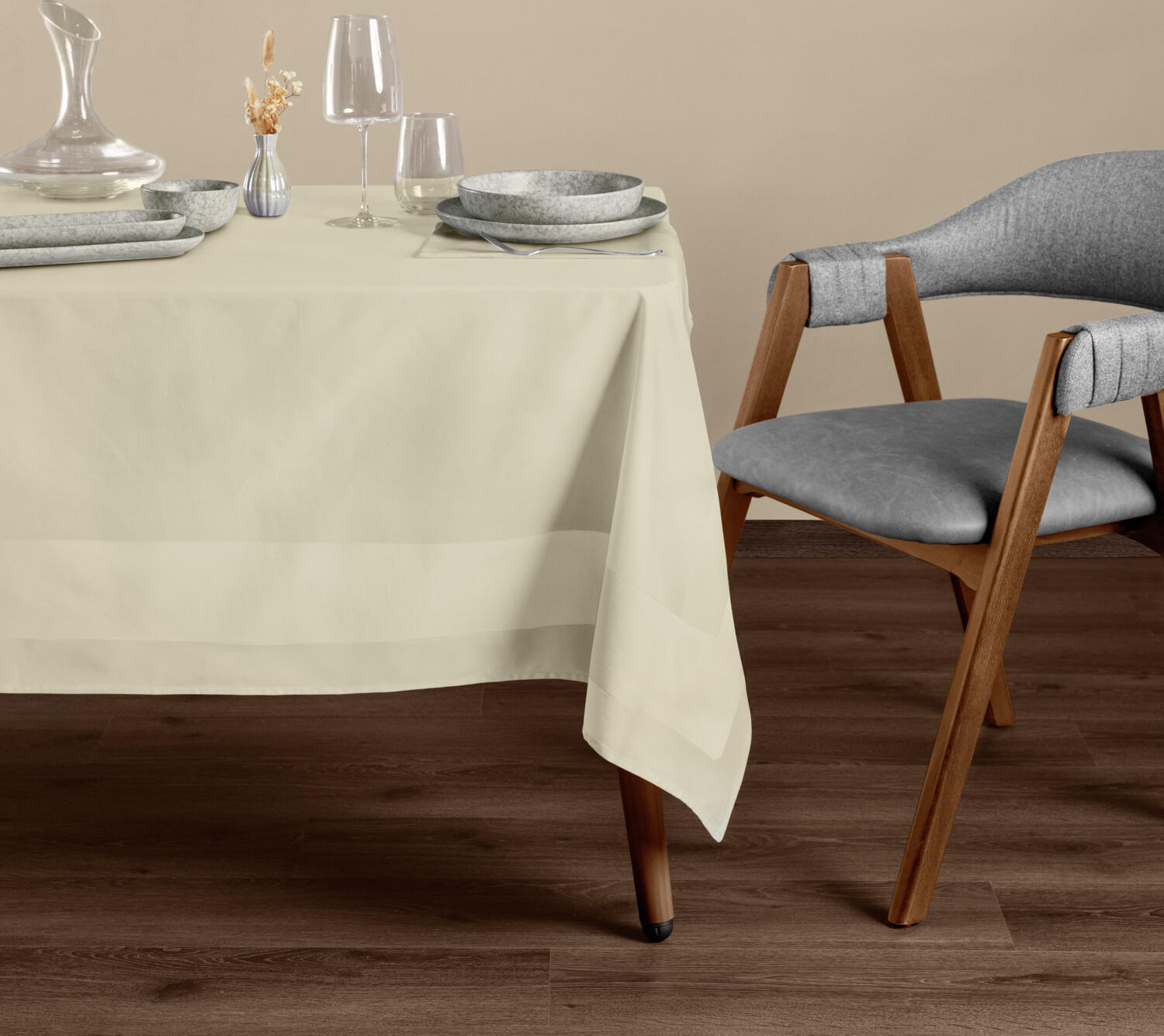 ERWIN M. LUSINI Solutions GmbH Tablecloth Ambiente Tischdecke Ambiente Tablecloth Ambiente; 130x280 cm (WxL); champagne beige; rectangular Tischdecke Ambiente; 130x280 cm (BxL); sekt; rechteckig 100% cotton. Full twist. Weight approx. 195 g/m². Brightly colored full twist damask tablecloth. Brilliant sheen, classic atlas design, colorfast, indanthrene dyed, tightly woven, mercerized. Durable. Personalization possible. 100 % Baumwolle. Vollzwirn. Gewicht ca. 195 g/m². Leuchtend farbiger Vollzwirn-Damast-Tischdecke. Brillanter Glanz, klassische Atlaskante, farbbeständig, indanthrengefärbt, dicht gewebt, mercerisiert. Strapazierfähig. Personalisierung möglich.