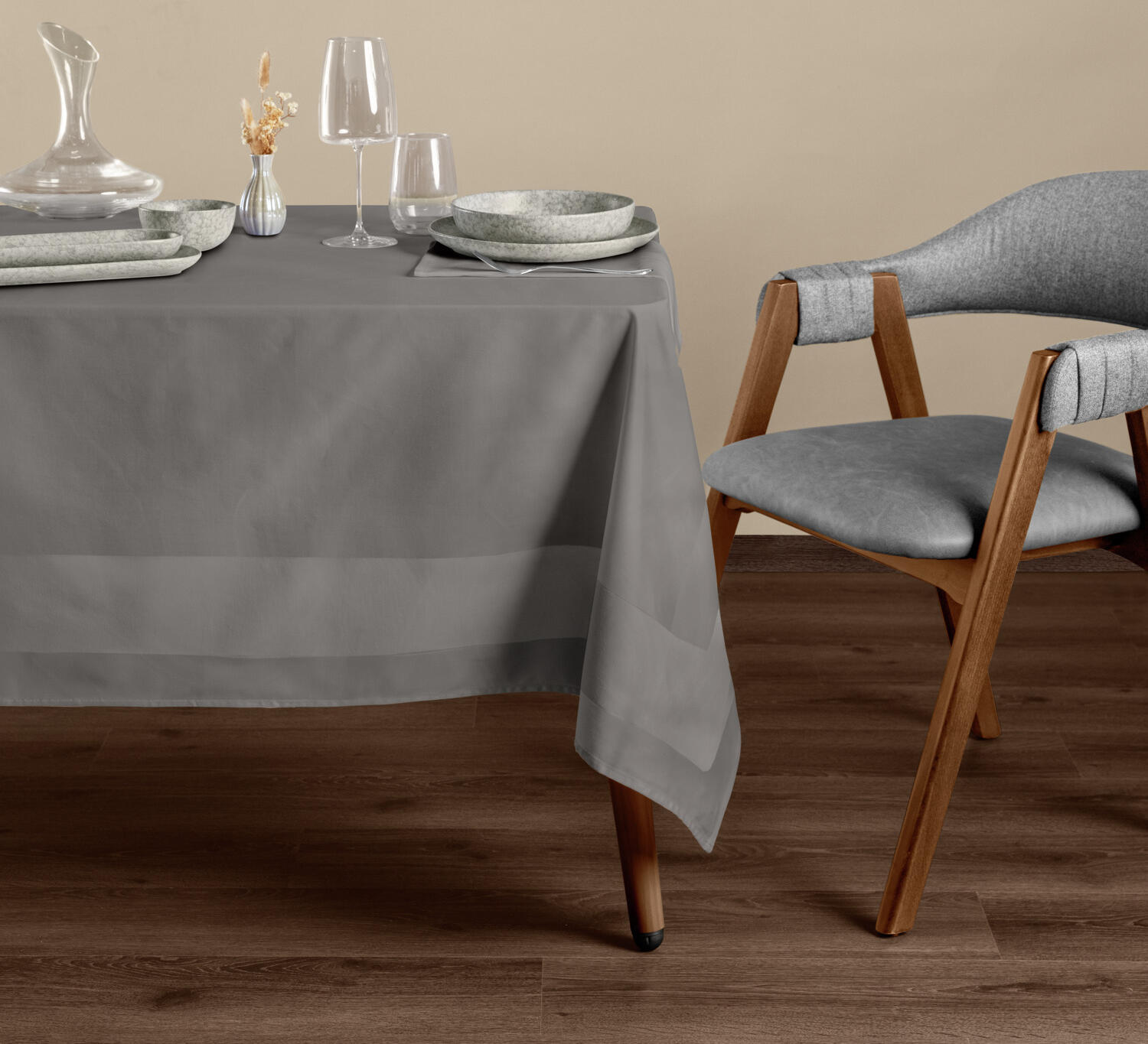 ERWIN M. LUSINI Solutions GmbH Tablecloth Ambiente Tischdecke Ambiente Tablecloth Ambiente; 130x170 cm (WxL); anthracite; rectangular Tischdecke Ambiente; 130x170 cm (BxL); anthrazit; rechteckig 100% cotton. Full twist. Weight approx. 195 g/m². Brightly colored full twist damask tablecloth. Brilliant sheen, classic atlas design, colorfast, indanthrene dyed, tightly woven, mercerized. Durable. Personalization possible. 100 % Baumwolle. Vollzwirn. Gewicht ca. 195 g/m². Leuchtend farbiger Vollzwirn-Damast-Tischdecke. Brillanter Glanz, klassische Atlaskante, farbbeständig, indanthrengefärbt, dicht gewebt, mercerisiert. Strapazierfähig. Personalisierung möglich.