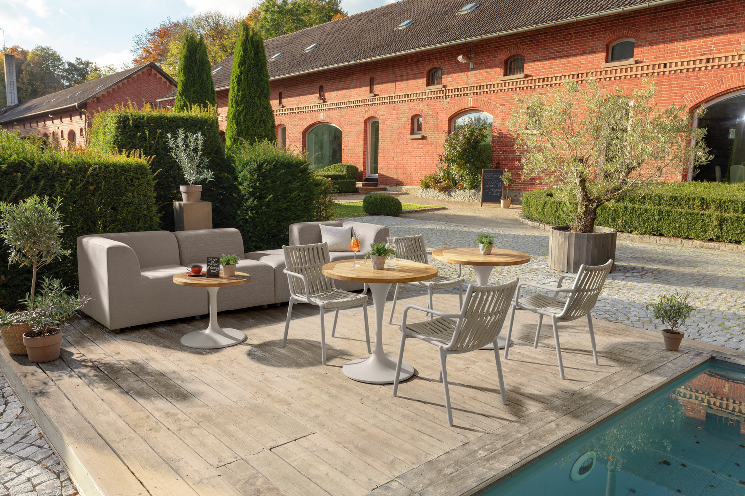 Taburet Exterior VEGA Modesco, Hocker Lounge Rezistent la Intemperii si UV, Material Impermeabil cu Uscare Rapida, 70x85x44 cm, Mobilier Profesional Horeca