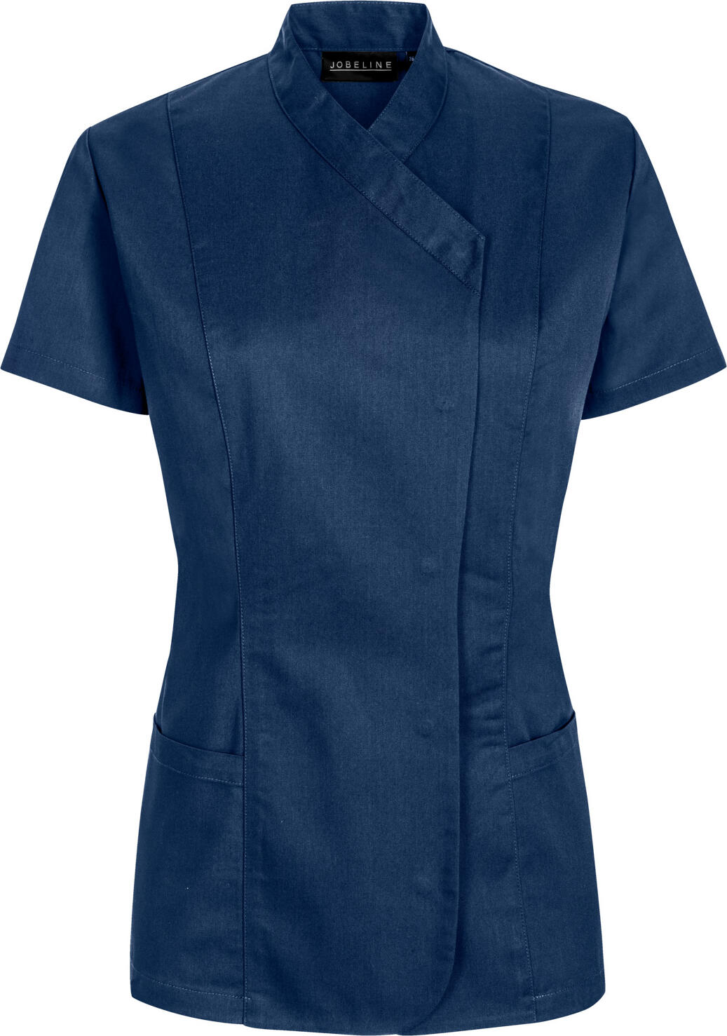 JOBELINE LUSINI Solutions GmbH Women's tunic Maila short-sleeved Damen Kasack Maila Kurzarm Women's tunic Maila short-sleeved; Size 52; navy Damen Kasack Maila Kurzarm; Kleidergröße 52; navy 65 % polyester, 35 % cotton. 60 °C wash. Short sleeved tunic with full-length concealed snap buttonplacket and two front pockets. With circumferential narrow piping at collar and hem. Ultra easy care. Waisted cut. Back length: 70 cm for size 36. 65 % Polyester, 35 % Baumwolle. 60°-Wäsche. Kasack für Damen mit kurzen Ärmeln, durchgehender verdeckter Druckknopfleiste und zwei aufgesetzten Taschen vorne. Mit umlaufender schmaler Paspel am Kragen und Saum. Besonders pflegeleicht. Tailliert geschnitten. Rückenlänge: 70 cm in Gr. 36