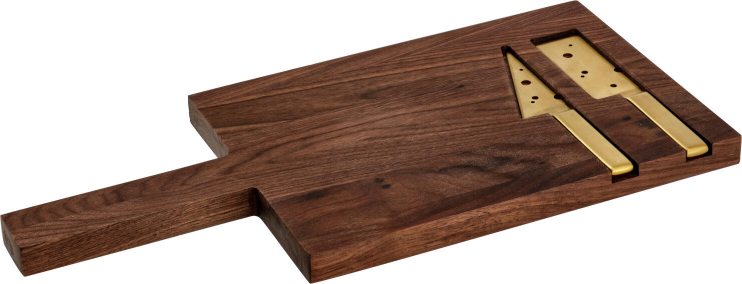 VEGA LUSINI Solutions GmbH Cheese board Enza with a set of knives Käsebrett Enza mit Messer-Set Cheese board Enza with a set of knives; 42x19.8x2 cm (LxWxH); walnut; rectangular Käsebrett Enza mit Messer-Set; 42x19.8x2 cm (LxBxH); nussbaum; rechteckig Cheese board made of oiled walnut or oak wood with handle and integrated cheese knives. The cheese knives are made of 18/10 stainless steel with a gold coating and are suitable for dishwasher. They are held in place with a magnet. The cheese board is not suitable for dishwasher. Food safe. Can be personalized on request. Käsebrett aus geöltem Nussbaum- oder Eichenholz mit Griff und integrierten Käsemessern. Die Käsemesser sind aus 18/10 Edelstahl mit Gold beschichtet und spülmaschinengeeignet. Diese werden mit einem Magneten gehalten. Das Käsebrett ist nicht spülmaschinengeeignet. Lebensmittelecht. Auf Wunsch personalisierbar.