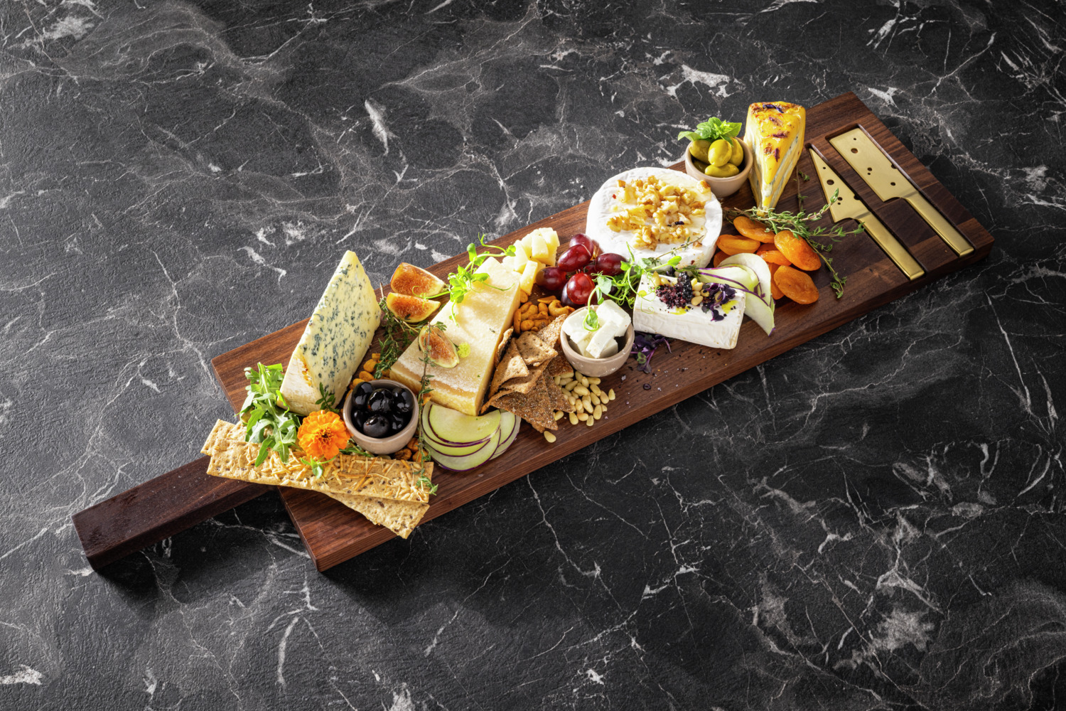 VEGA Enza Cheese Board with Integrated Gold-Coated 18/10 Stainless Steel Knife Set, Oiled Walnut Wood, Magnetic Holders, 74.8 x 19.8 x 2 cm