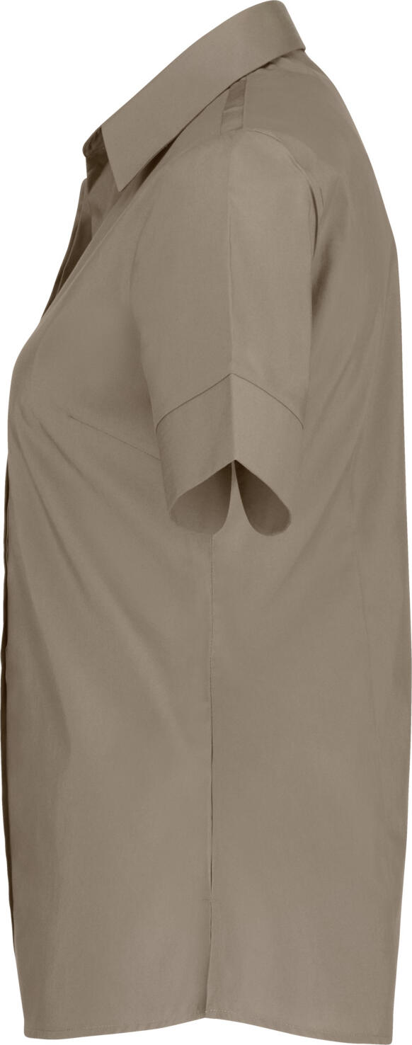 JOBELINE LUSINI Solutions GmbH Women's blouse Fiore short sleeve Damen Bluse Fiore Kurzarm Women's blouse Fiore short sleeve; Size 46; taupe Damen Bluse Fiore Kurzarm; Kleidergröße 46; taupe 67 % cotton, 33 % polyester. 30°C wash. Elegant ladies' blouse with concealed button placket, shirt collar and short sleeves. The button placket ends in a V-neckline. With an extra-long back and rounded hem. Particularly easy-care and easy-iron thanks to the polyester content. Also available in three-quarter and long sleeves. The fit is regular fit with a slightly tapered back. Back length: 70 cm for size 36. 67 % Baumwolle, 33 % Polyester. 30°-Wäsche. Elegante Damenbluse mit verdeckter Knopfleiste, Hemdblusenkragen  und kurzem Ärmel. Knopfleiste endet im V-Ausschnitt. Mit extra langer Rückenlänge und abgerundetem Saum. Dank Polyesteranteil besonders pflege- und bügelleicht. Erhältlich auch in Dreiviertel- und Langarm. Die Passform ist regular fit mit einer leichten Taillierung im Rücken. Rückenlänge: 70 cm in Gr. 36