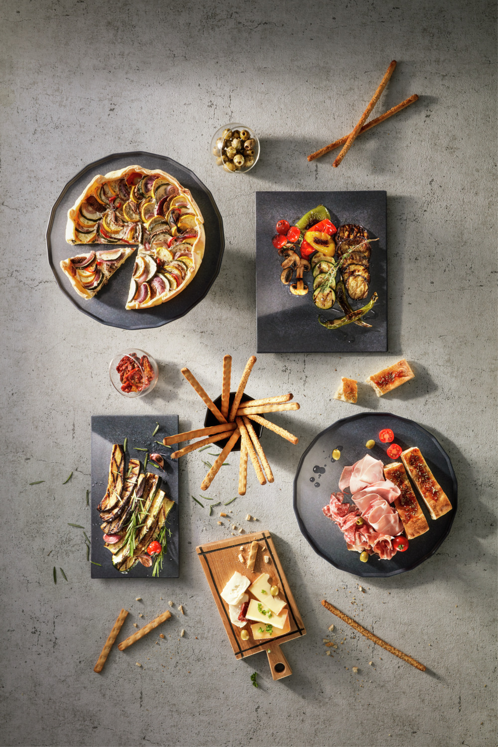 VEGA Orba Serving Board, Oiled Oak Wood, Rectangular with Decorative Border, Integrated Hanging Handle, 23.5 x 15 x 2 cm