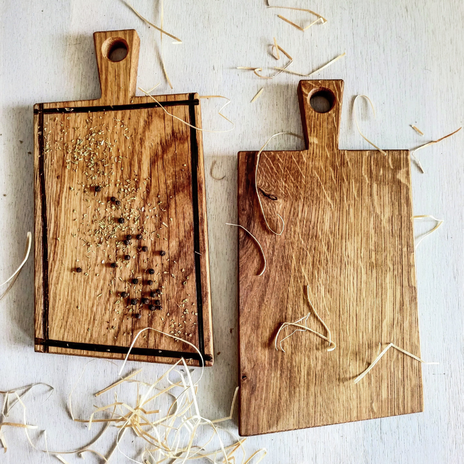 VEGA Orba Serving Board, Oiled Oak Wood, Rectangular with Decorative Border, Integrated Hanging Handle, 23.5 x 15 x 2 cm