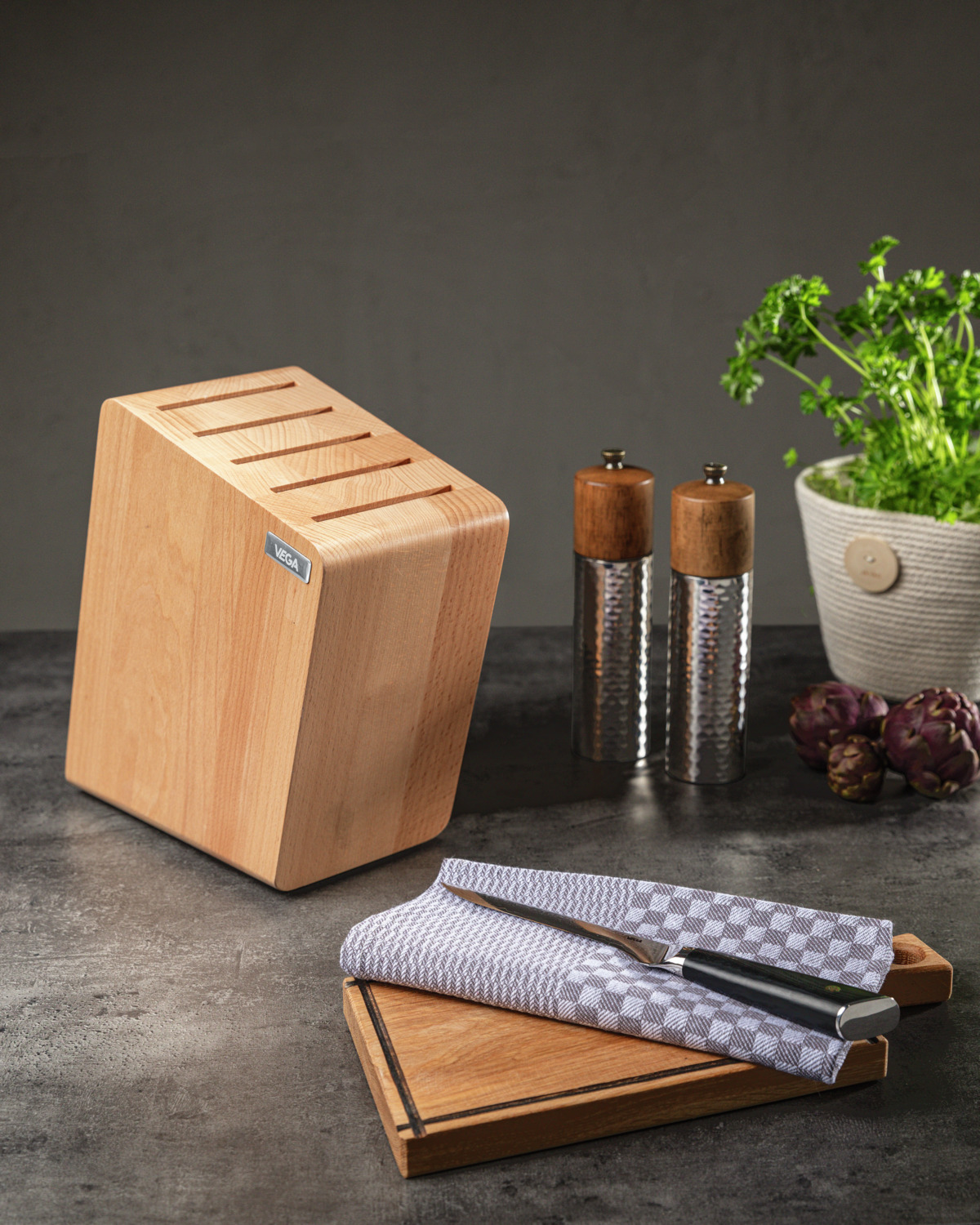 VEGA Orba Serving Board, Oiled Oak Wood, Rectangular with Decorative Border, Integrated Hanging Handle, 23.5 x 15 x 2 cm