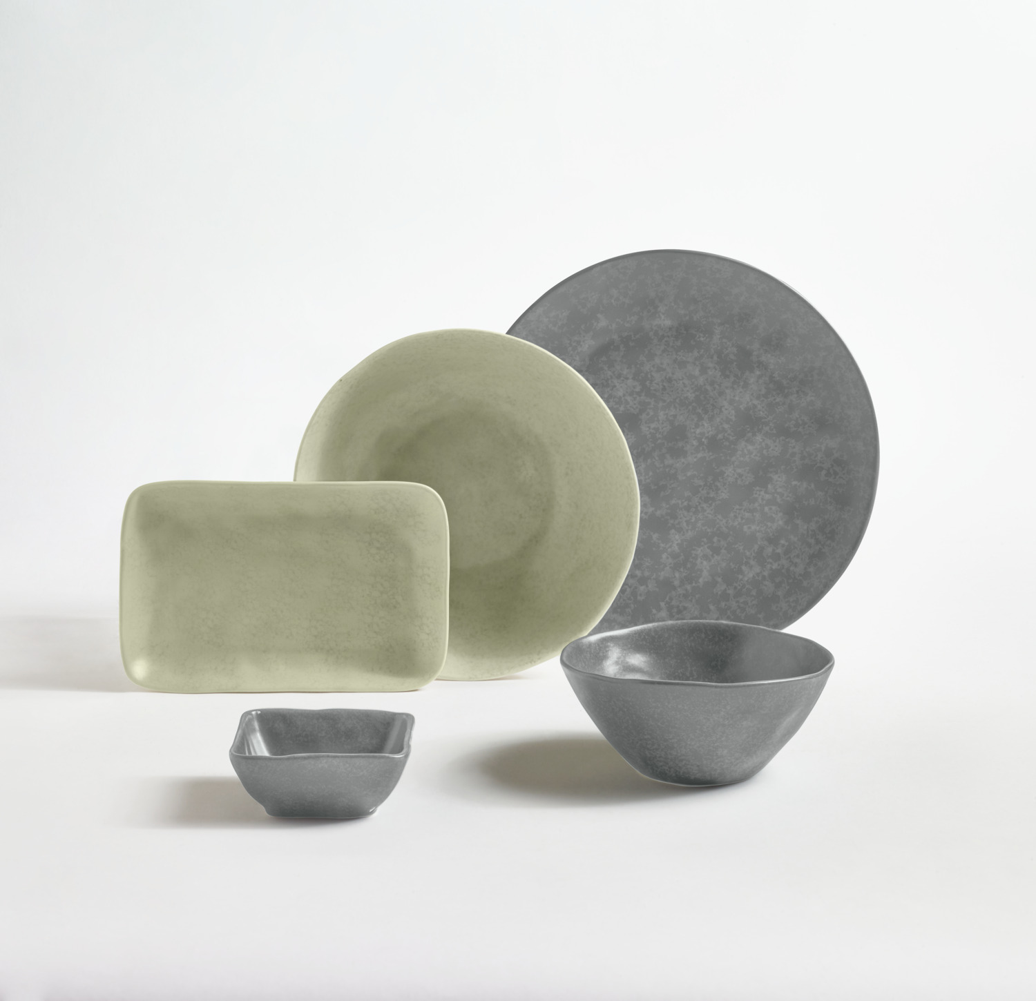 VEGA LUSINI Solutions GmbH Porcelain sample set Arona 5-piece Mustergarnitur Porzellan Arona 5-teilig Porcelain sample set Arona 5-piece; beige/anthracite Mustergarnitur Porzellan Arona 5-teilig; beige/anthrazit Take advantage of our sample service. The following samples are included: Flat plate 26 cm grey Deep plate 22 cm beige Bowl round 15 cm grey Platter rectangular 20.5x13.5 cm beige Small square bowl 9.5x9.5 cm grey Sample items are priced with a nominal fee, if you are not satisfied, we will refund the nominal fee. Please contact our customer service for this. Nutzen Sie unseren Musterservice. Folgende Muster sind enthalten: Teller flach 26 cm grau Teller tief 22 cm beige Schale rund 15 cm grau Platte rechteckig 20,5x13,5 cm beige Schälchen quadratisch 9,5x9,5 cm grau Musterartikel sind mit einer Schutzgebühr bepreist, bei Nichtgefallen erstatten wir Ihnen die Schutzgebühr zurück. Bitte nehmen Sie hierzu Kontakt zu unserem Kundenservice auf.