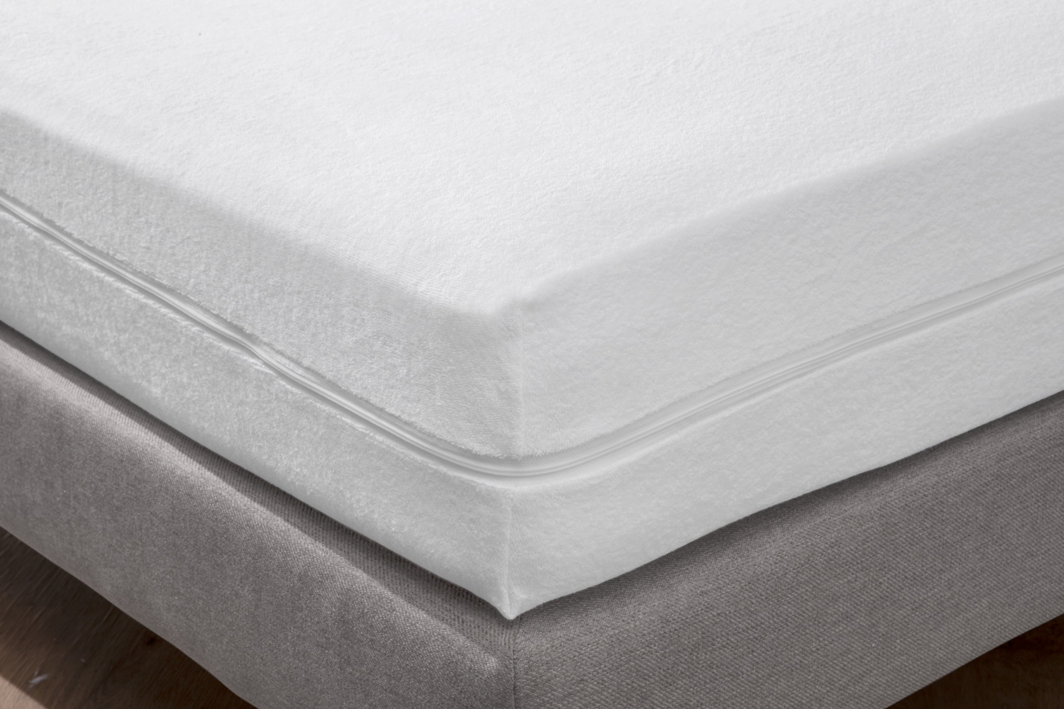 ERWIN M. LUSINI Evolon Mattress Protector, 90x200 cm, White, Microfilament Fabric, Anti-Mite, Anti-Bacteria, Breathable, Washable at 95C, Zipper Closure