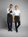 JOBELINE LUSINI Solutions GmbH Apron Belt 60x80 cm (LxW) Schürze Belt 60x80 cm (LxB) Apron Belt 60x80 cm (LxW); 60x80 cm (LxW); black Schürze Belt 60x80 cm (LxB); 60x80 cm (LxB); schwarz 65% polyester, 35% cotton. 200 g/m². 60°C wash. Elegant apron made from a smooth, easy-care blended fabric. With a simple, elegant and flexible belt system. Individually adjustable and comfortable for any fit thanks to elastic bands with snap buttons to fix the set width. The fabric cover perfectly conceals the adjustable elastic belt. With a practical clip fastener at the back of the waist to quickly close and open the apron. With patch pocket on the side including pen pocket and tea towel loop. Pocket dimensions: 19.5 x 22.5 cm (WxL). 65 % Polyester, 35 % Baumwolle. 200 g/m². 60°-Wäsche. Elegante Schürze aus einem glatten, pflegeleichten Mischgewebe. Mit einem einfachen, eleganten und flexiblen Gürtelsystem. Individuell einstellbar und bequem für jede Passform dank Gummibändern mit Druckknöpfen zum Fixieren der eingestellten Weite. Der Stoffumschlag verdeckt dabei optimal den verstellbaren Gummigürtel. Mit einem praktischen Clip-Verschluss im Rücken der Taille zum schnellen Schließen und Öffnen der Schürze. Seitlich mit aufgesetzter Tasche inklusive Stifttasche und Geschirrtuchschlaufe. Taschenmaße: 19,5 x 22,5 cm (BxL)
