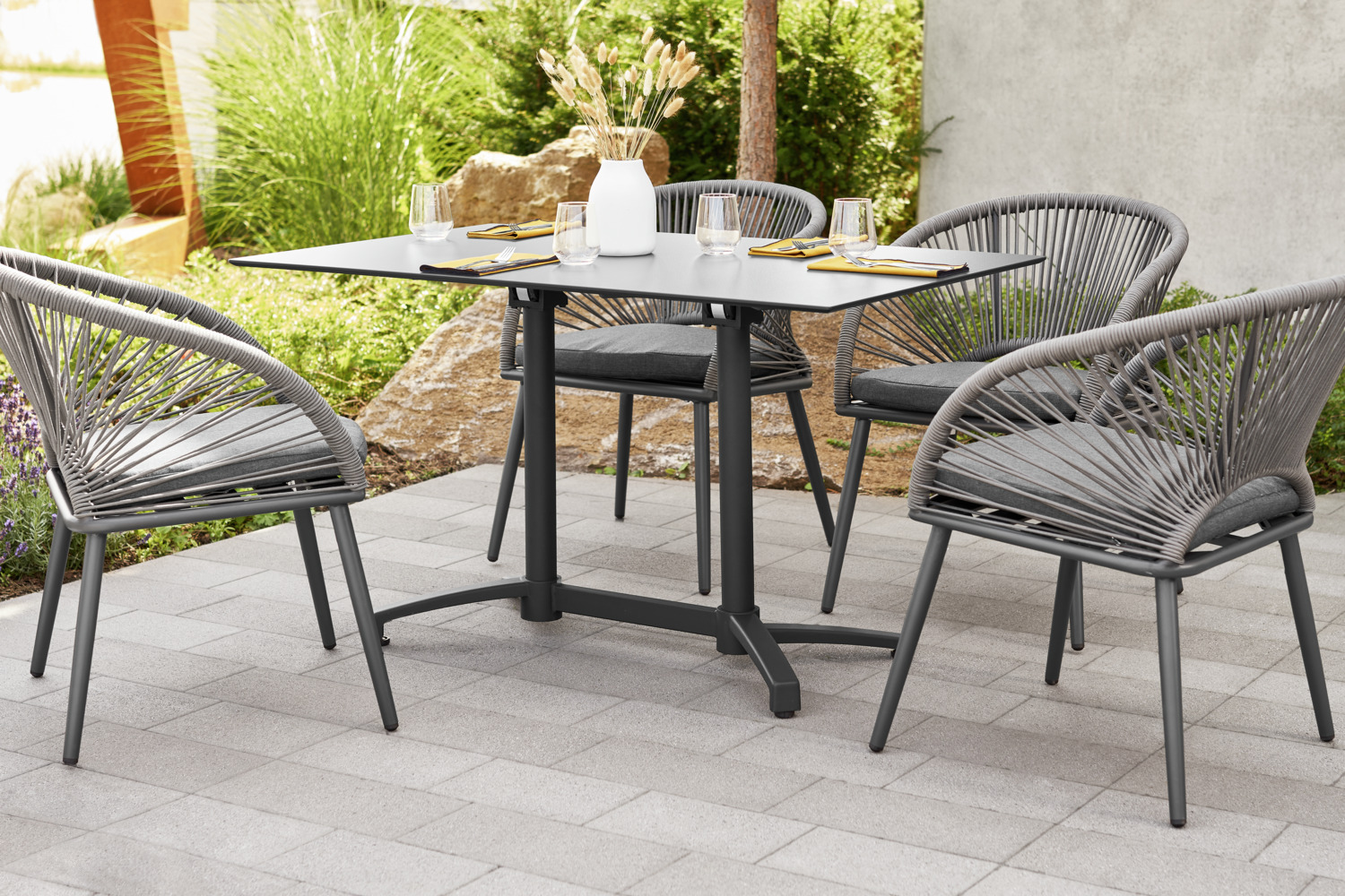 Scaun Exterior VEGA LUSINI Alcamo, Antracit, Cadru Aluminiu Vopsit Electrostatic, Rattan din Sfoara Forma Evantai, Perna Olefina Demontabila, 58x64x82 cm