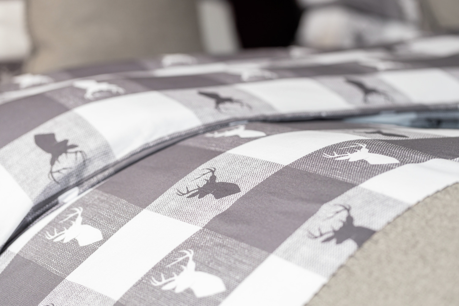 LUSINI Villach Pillow Cover, 100% Cotton Percale, 60x80 cm, Checked Pattern with Alpine Deer Motif, Zipper Closure, Grey/White