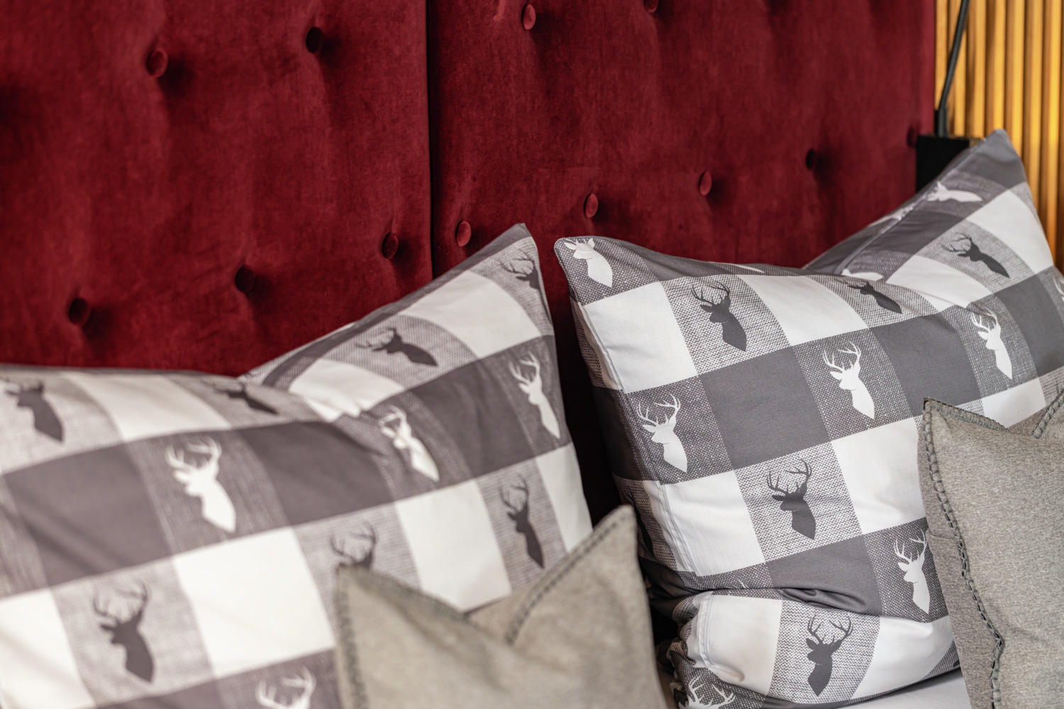 LUSINI Villach Pillow Cover, 100% Cotton Percale, 60x80 cm, Checked Pattern with Alpine Deer Motif, Zipper Closure, Grey/White