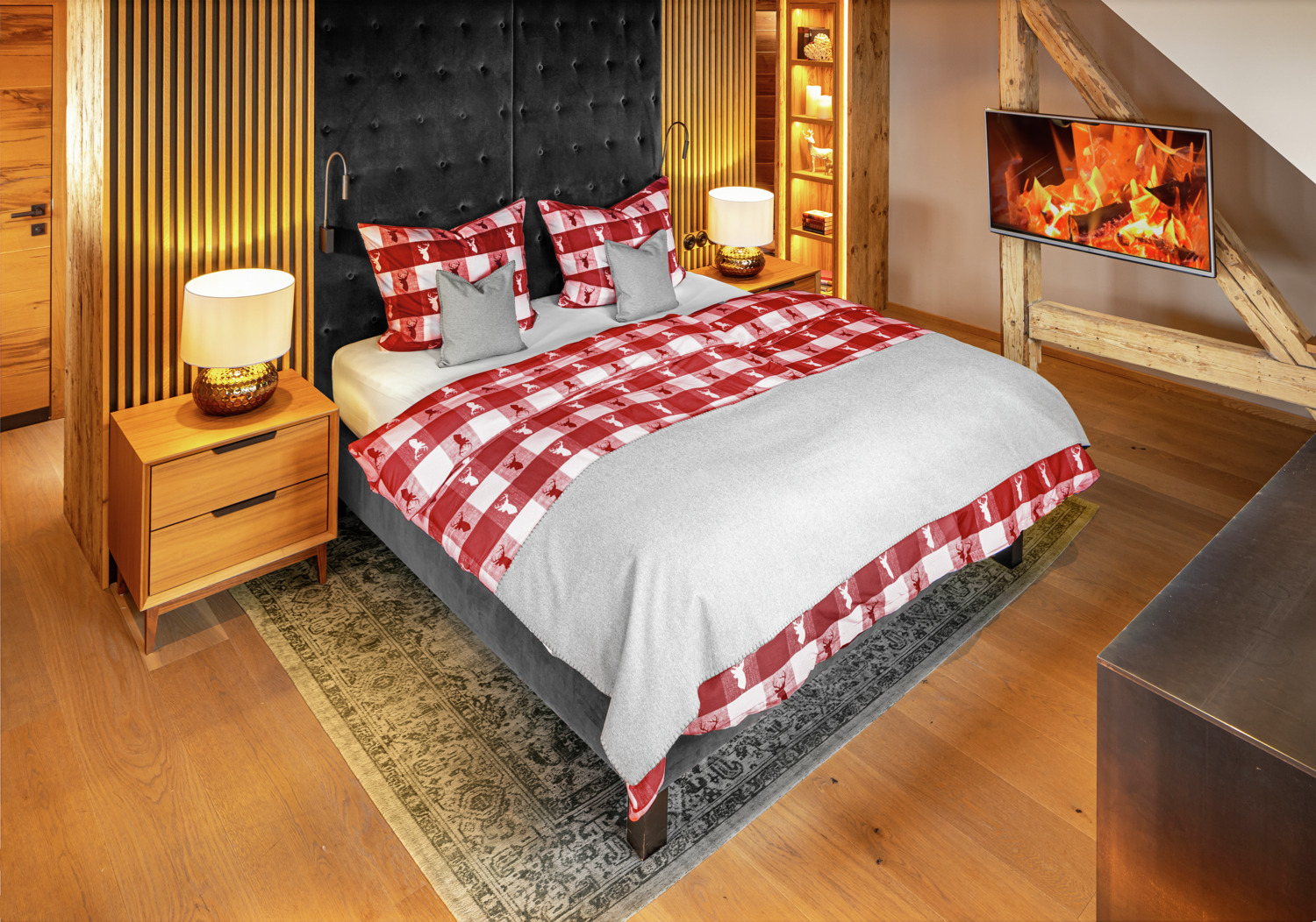 Husa Perna ERWIN M. Villach, 70 x 90 cm, Percale 100% Bumbac, 144 TC, Carouri Rosu si Alb cu Siluete de Capi Alpi, Fermoar
