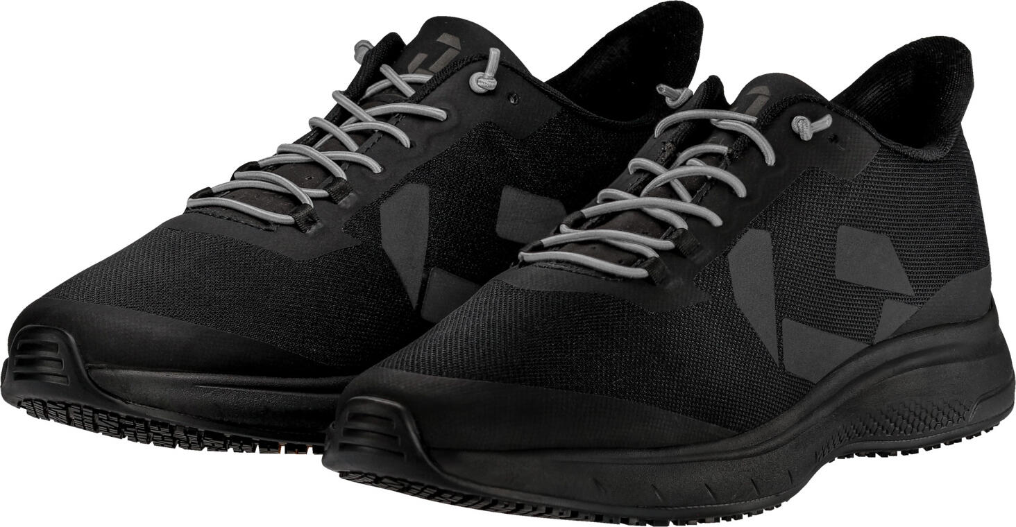 JOBELINE LUSINI Solutions GmbH Work shoe Explorer Waterproof Berufsschuh Explorer Waterproof Work shoe Explorer Waterproof; Size EU 36; black Berufsschuh Explorer Waterproof; Schuhgröße 36; schwarz **Shoe fit is on the small side. We recommend that you order one size larger.** Upper and lining: breathable mesh. Lightweight and breathable unisex sneakers with waterproof membrane. Conforms to protection class O1 (standard: EN ISO 20347:2022). Thanks to specially developed last, these sneakers provide an optimum fit on the foot and ensure maximum comfort all day long. The extra-light weight of the shoe prevents fatigue during everyday tasks. The mesh has a breathable and waterproof membrane to ensure feet stay dry. Soft, seamless tape reinforces the entire shoe and toe cap. Easy to put on and take off thanks to elasticated laces. The responsive shoe cushioning relieves strain on the knees, back and spine. The removable insoles also provide optimal support in the midfoot area. The non-slip rubber outer sole conforms to the SR standard. It provides optimum grip on damp and slippery floors, has an antistatic effect and is resistant to oils and greases. Delivery includes shoe bag and additional pair of laces. **Schuh fällt kleiner aus. Wir empfehlen eine Nummer größer zu bestellen.** Obermaterial und Innenfutter: atmungsaktives Mesh. Leichter Sneaker für Damen und Herren mit wasserdichter Membrane. Entspricht der Schutzklasse O2 (Norm EN ISO 20345:2022). Dank speziell entwickelter Leisten, sitzt der Sneaker perfekt am Fuß und sorgt so den ganzen Tag für ein Höchstmaß an Tragekomfort. Das besonders geringe Gewicht des Schuhs beugt Müdigkeit im Alltag vor. Dabei sorgt das Mesh mit seiner wasserdichten Membrane für trockene Füße. Weiches, nahtloses Tape verstärkt den gesamten Schuh und die Zehenkappe. Einfaches An- und Ausziehen dank elastischer Schnürsenkel. Mit der reaktionsfreudigen Dämpfung des Schuhs werden Knie, Rücken und Wirbelsäule entlastet. Die herausnehmbare Innensohle bietet zudem optimale Unterstützung im Mittelfußbereich. Die rutschhemmende Gummilaufsohle entspricht dem SR-Standard. Sie bietet optimale Bodenhaftung auf feuchten und rutschigen Böden, wirkt antistatisch und ist resistent gegen Öle und Fette. Lieferung inkl. Schuhbeutel und zusätzlichem Paar Schnürsenkel.