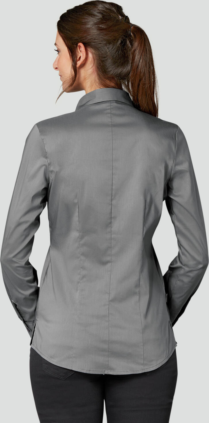 JOBELINE LUSINI Solutions GmbH Women's blouse Fiore long sleeve Damen Bluse Fiore Langarm Women's blouse Fiore long sleeve; Size 36; grey Damen Bluse Fiore Langarm; Kleidergröße 36; grau 67 % cotton, 33 % polyester. 30°C wash. Elegant ladies' blouse with concealed button placket, shirt collar and classic sleeve cuffs. The button placket ends in a V-neckline. With an extra-long back and rounded hem. Particularly easy-care and easy-iron thanks to the polyester content. Also available in half and three-quarter sleeves. The fit is regular fit with a slight taper at the back. Back length: 70 cm for size 36. 67 % Baumwolle, 33 % Polyester. 30°-Wäsche. Elegante Damenbluse mit verdeckter Knopfleiste, Hemdblusenkragen  und klassischer Ärmelmanschette. Knopfleiste endet im V-Ausschnitt. Mit extra langer Rückenlänge und abgerundetem Saum. Dank Polyesteranteil besonders pflege- und bügelleicht. Erhältlich auch in Halb- und Dreiviertelarm. Die Passform ist regular fit mit einer leichten Taillierung im Rücken. Rückenlänge: 70 cm in Gr. 36